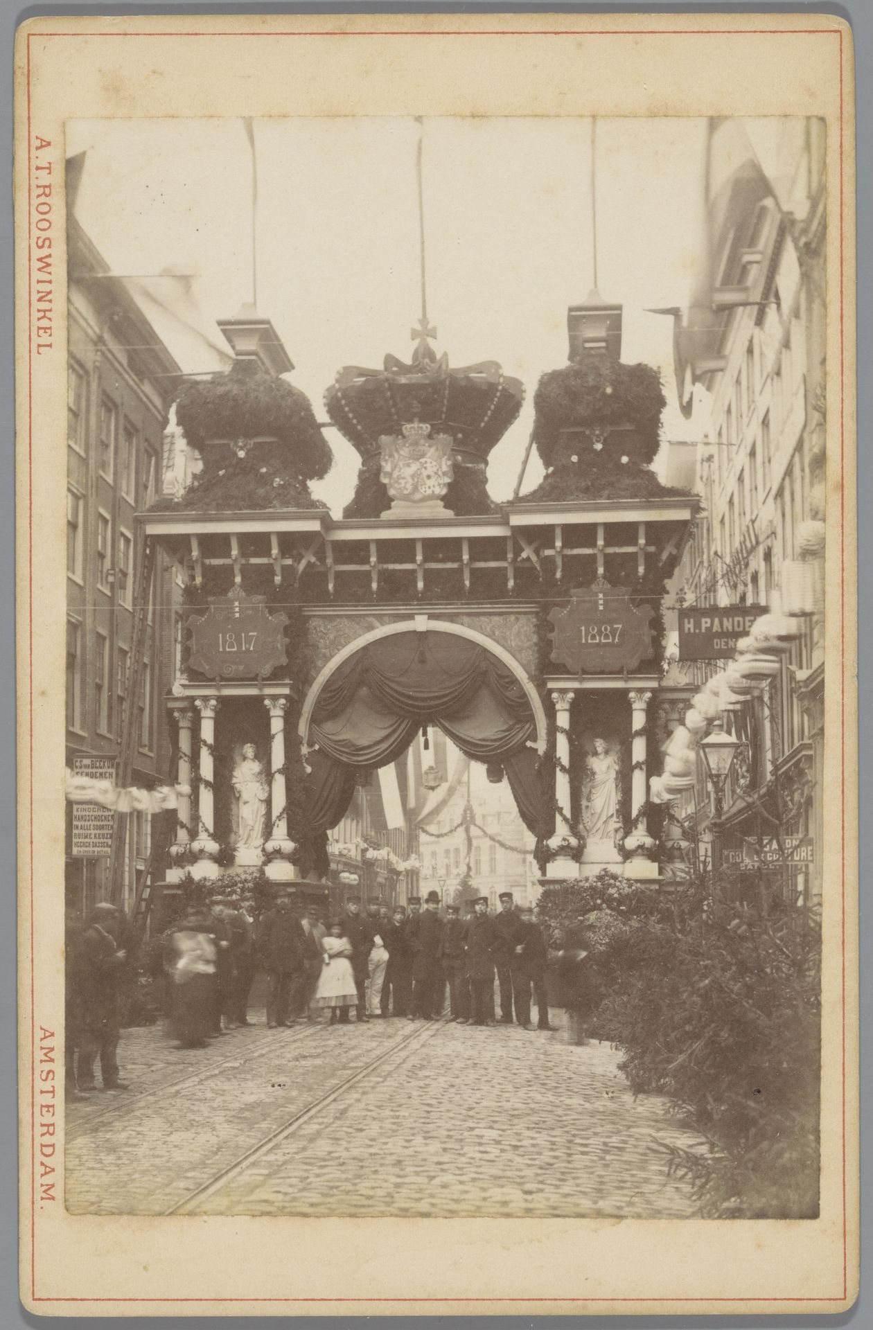 Groep mensen op de Reguliersbreestraat in Amsterdam tijdens de Aprilfeesten in 1887 by Andreas Theodorus Rooswinkel