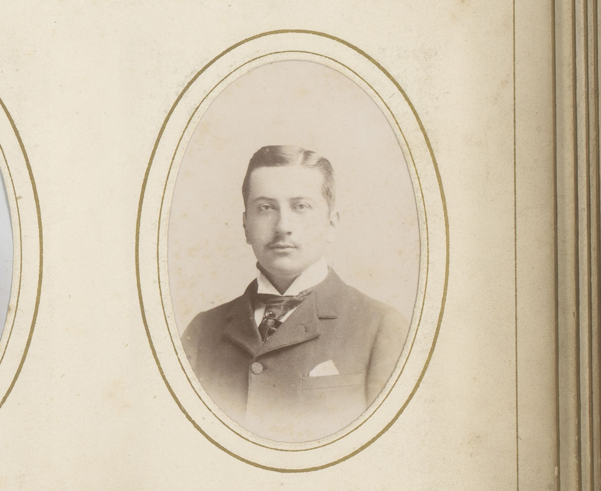 Portret van een man met stropdas by Louis Devolder
