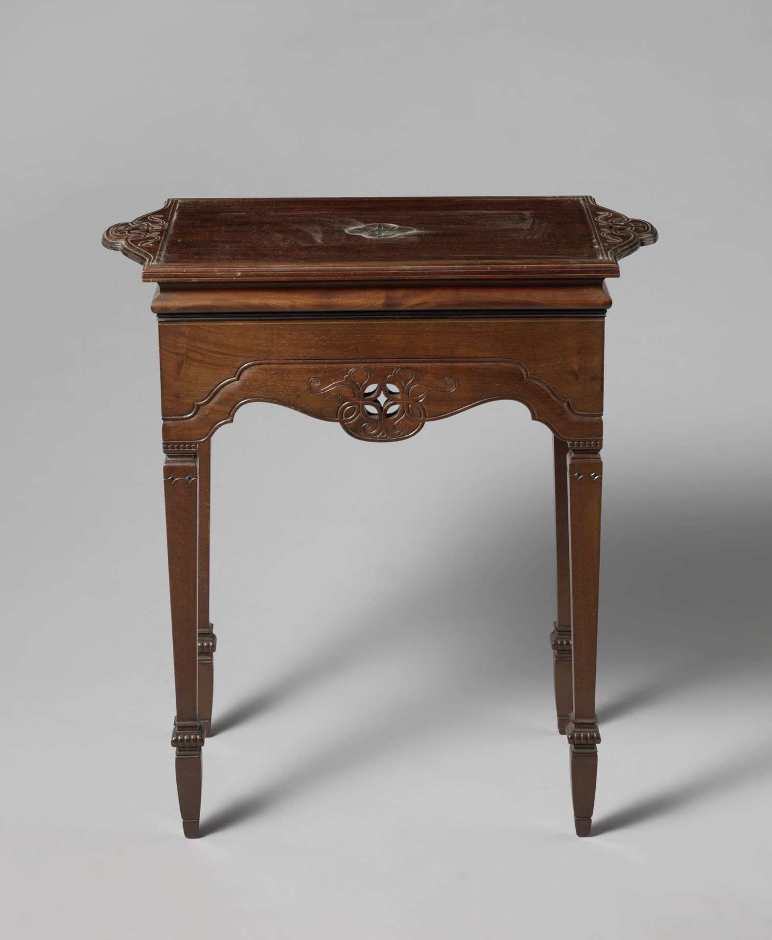 Tafel van mahonie, vervaardigd voor Professor Pel. by Carel Adolph Lion Cachet