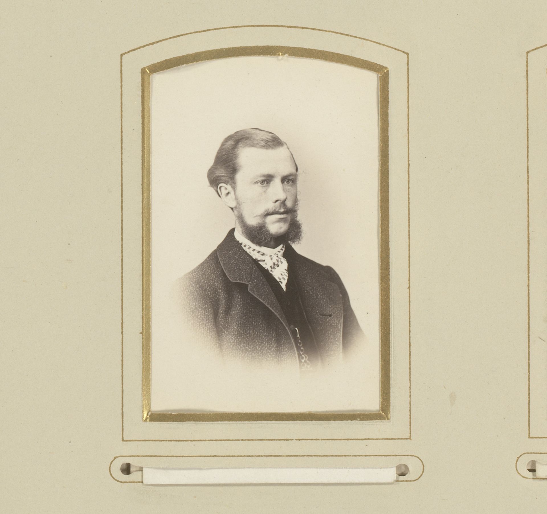 Portret van een man met snor en baard by Gebrüder Grundner