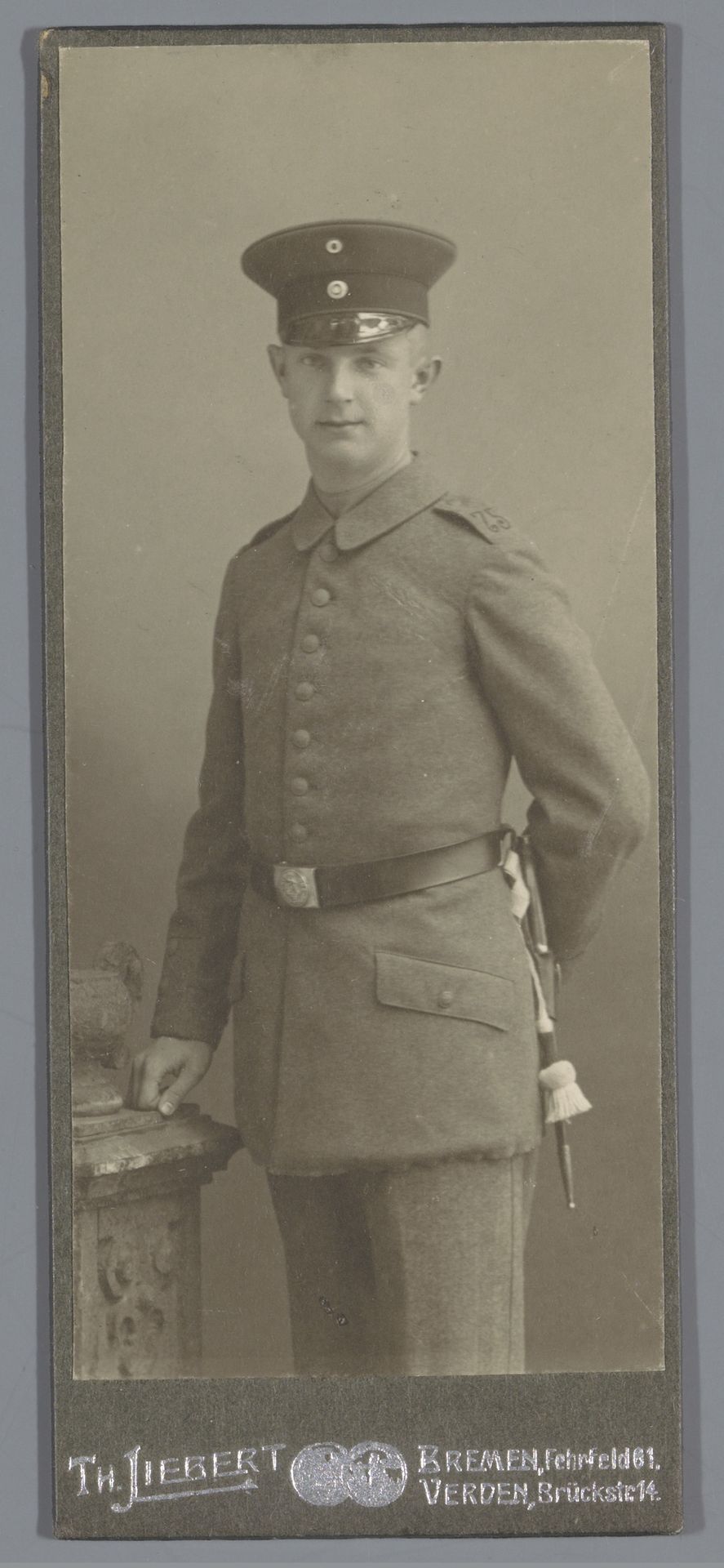 Portret van een onbekende man in uniform by Theodor Liebert