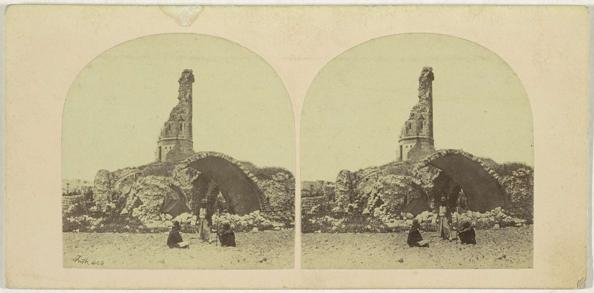 Gezicht op de ruïne van een moskee in Ramla, Israël by Francis Frith