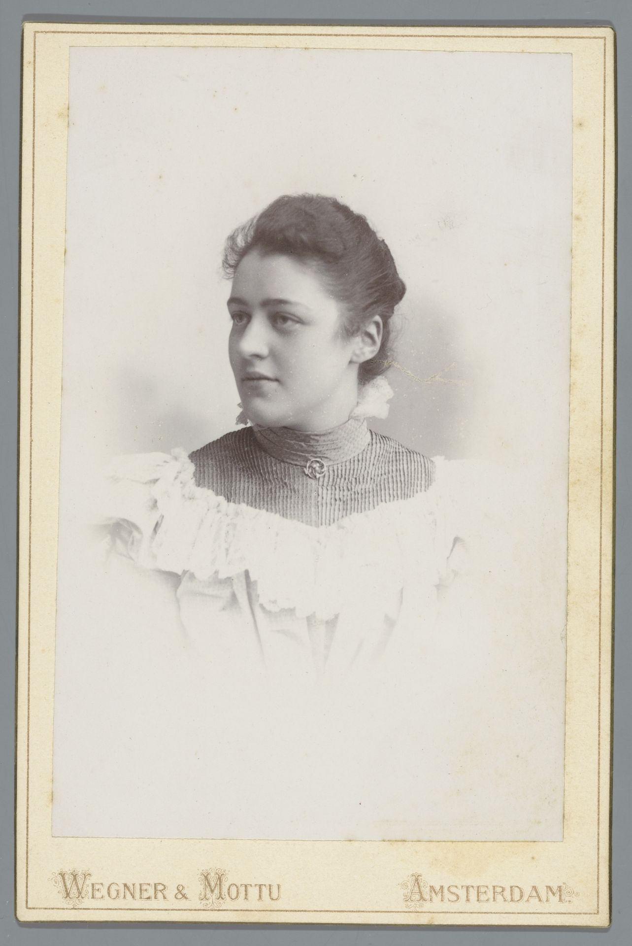 Portret van een onbekende vrouw by Wegner & Mottu