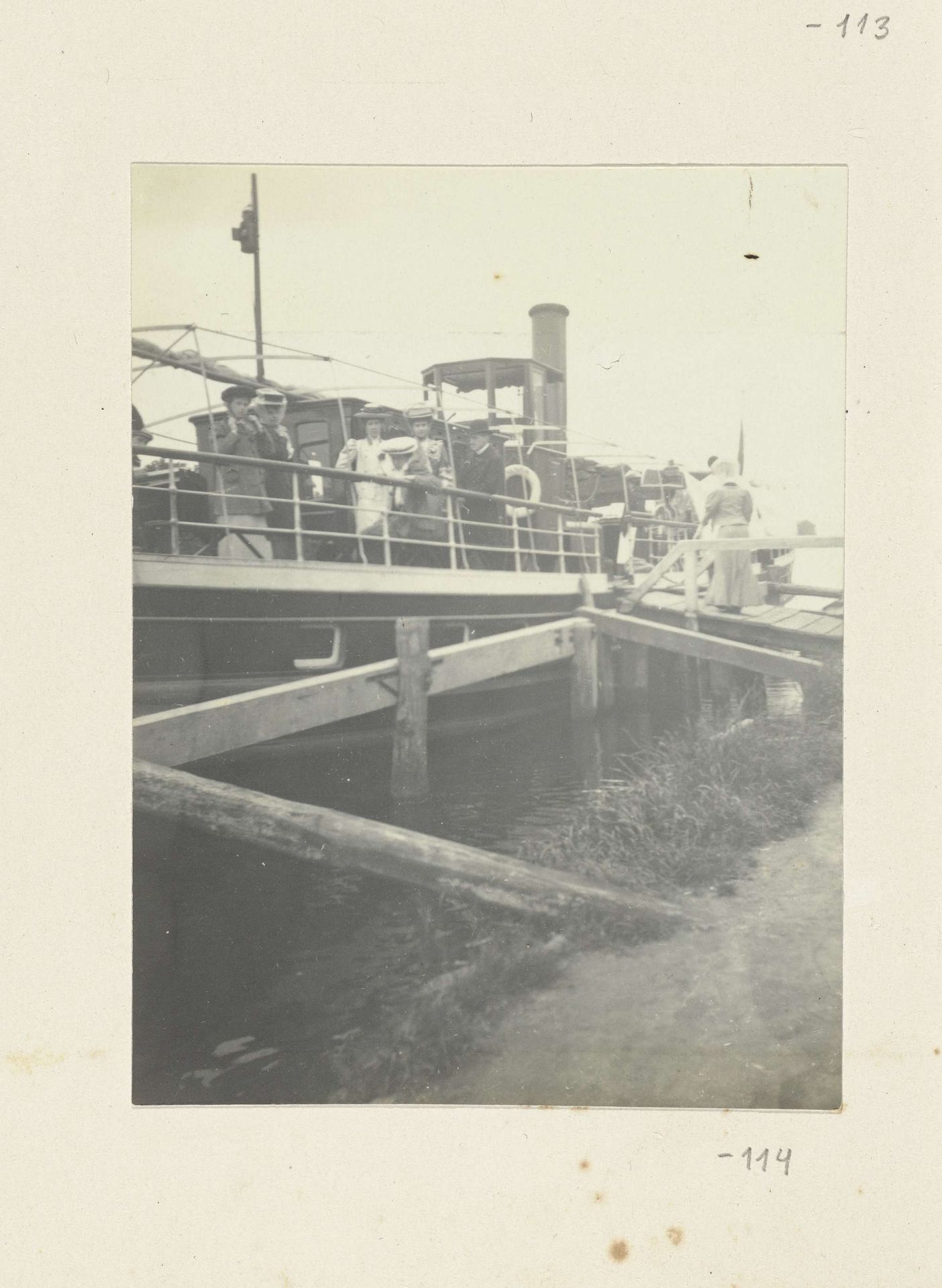Het gezelschap gaat aan boord per loopplank by Geldolph Adriaan Kessler