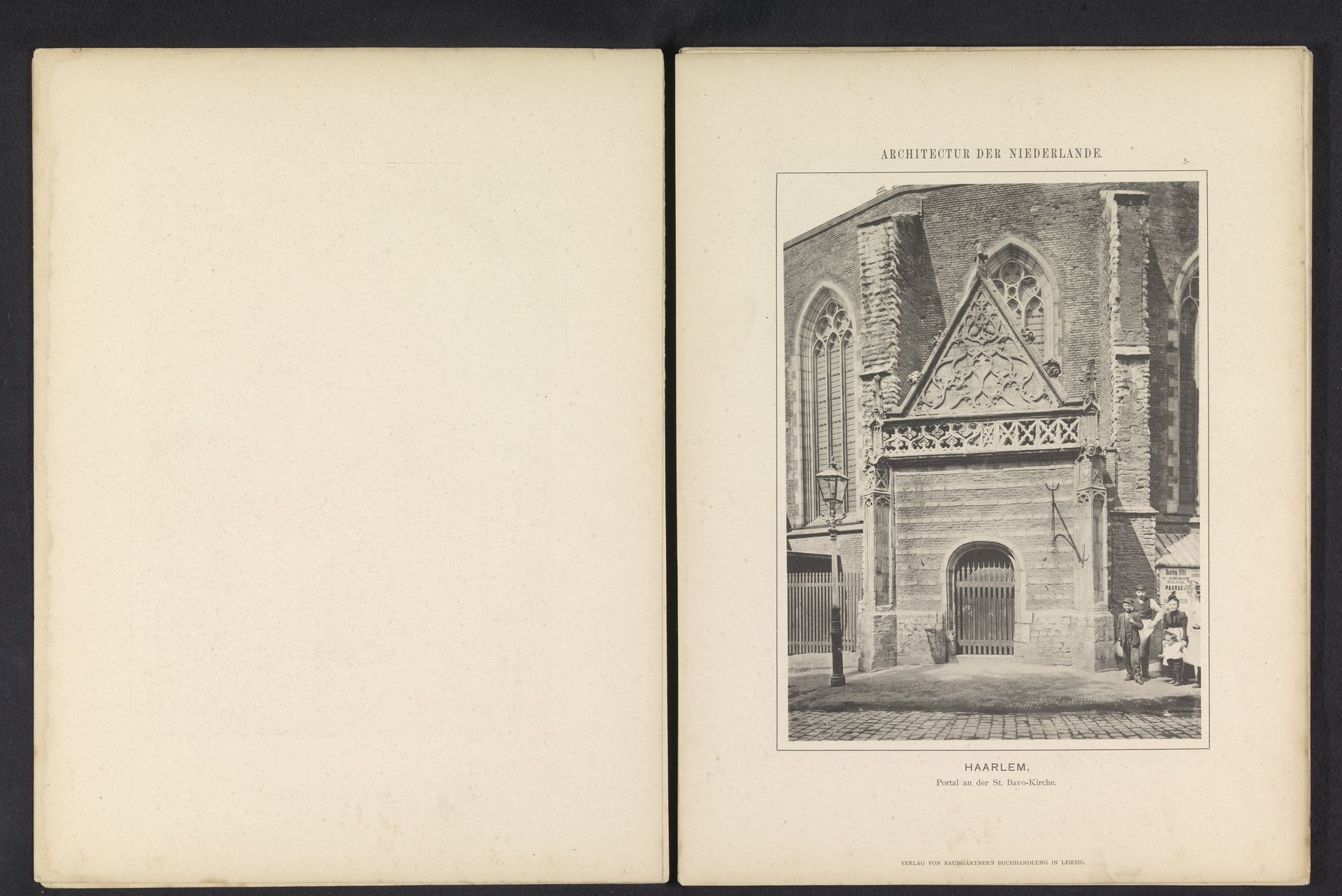 Gezicht op een portaal van de Sint-Bavokerk in Haarlem by Anonymous