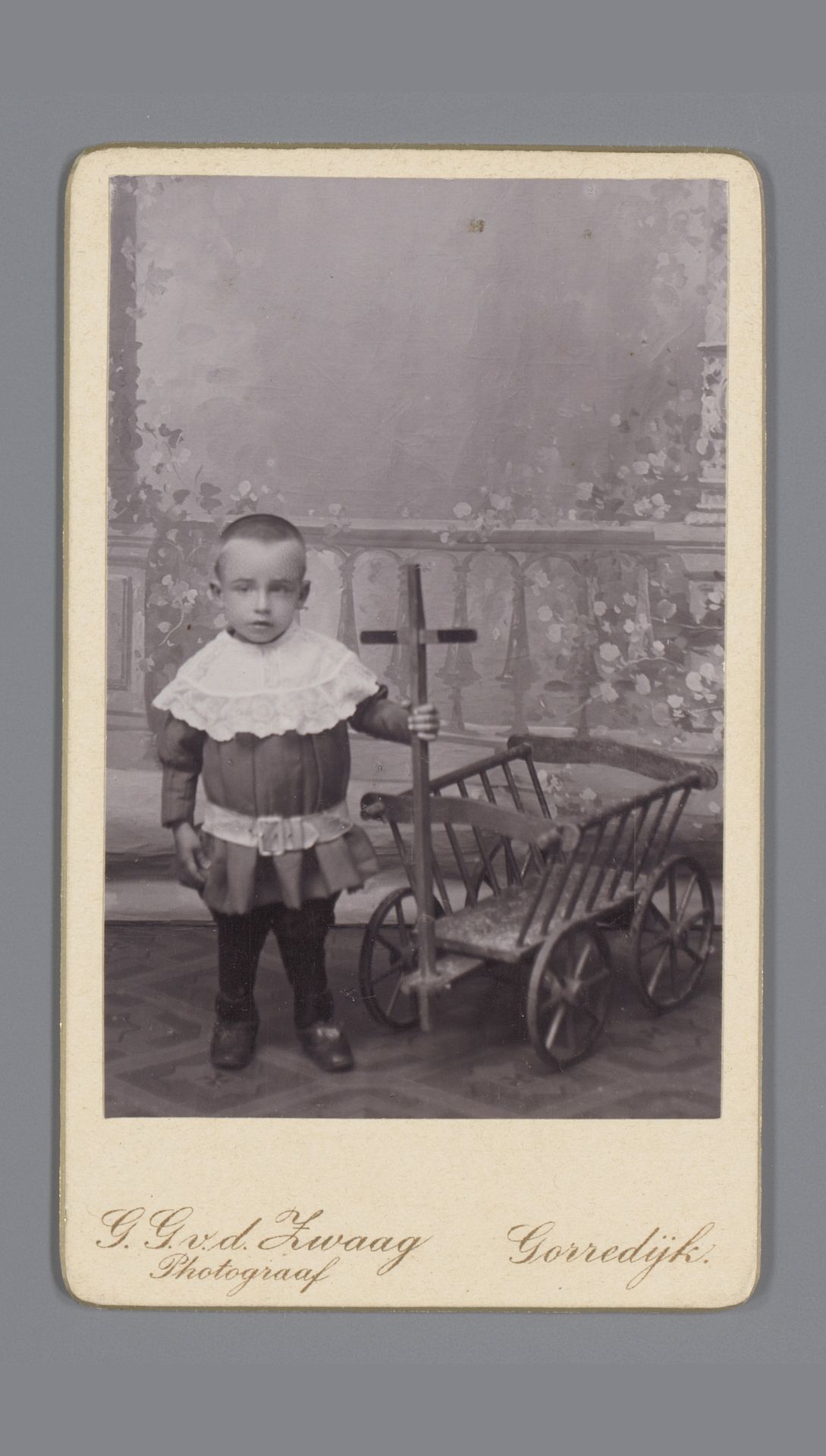 Portret van een onbekende jongen met kruiwagen by G.G. van der Zwaag