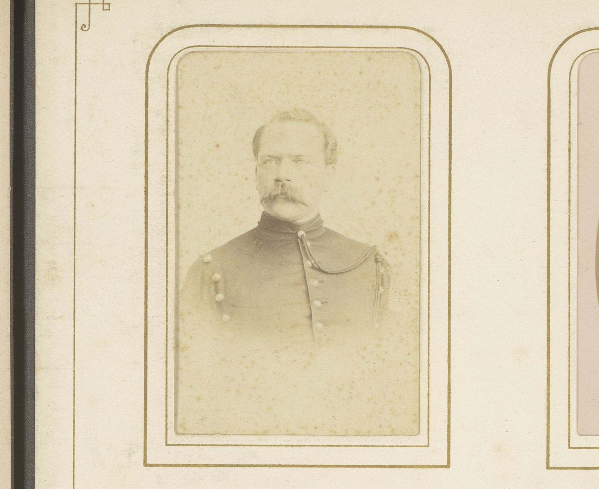 Portret van een man met snor in uniform by Baron & Mitkiewicz