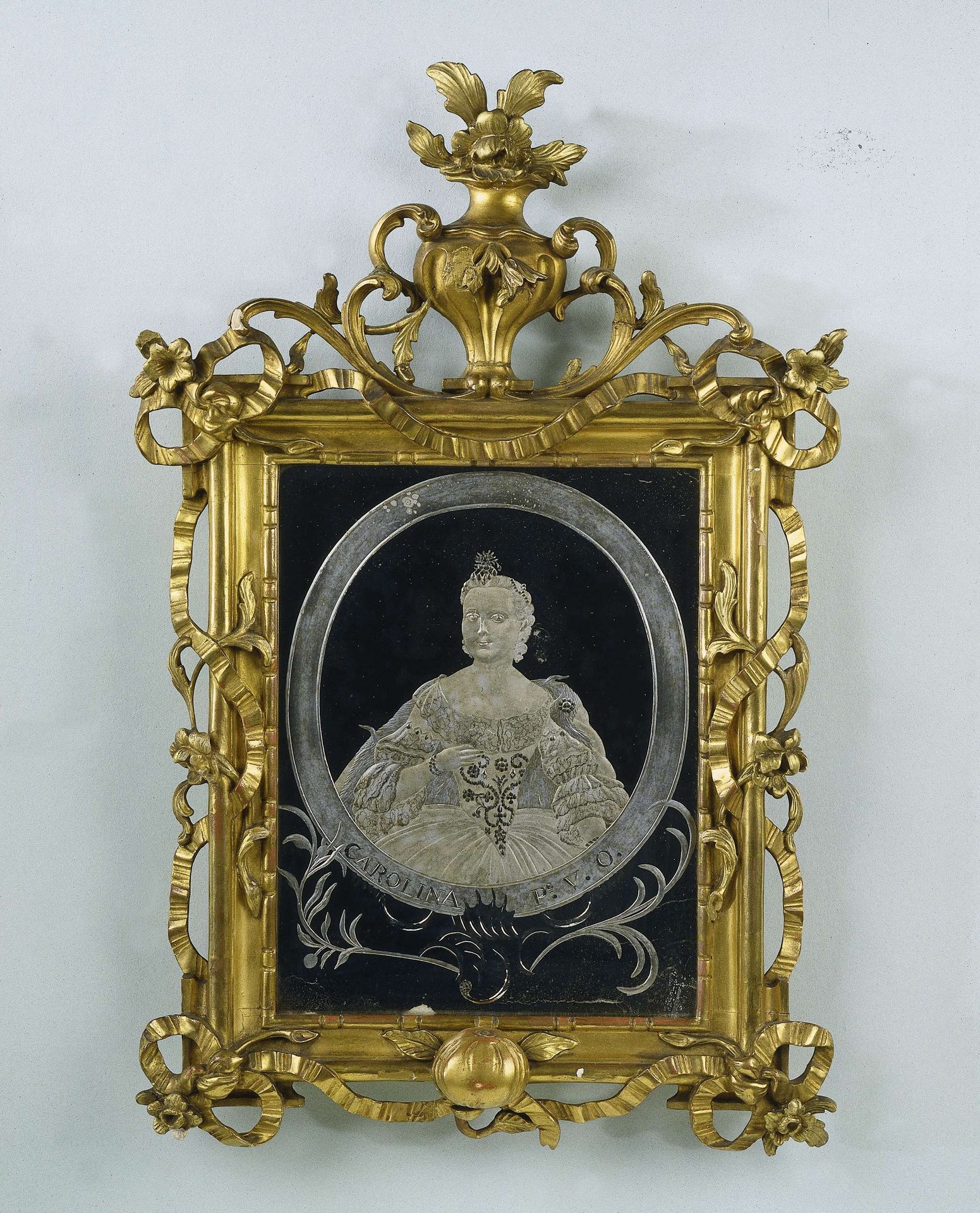 Spiegel met een portret van Prinses Carolina by Christiaan Schröder