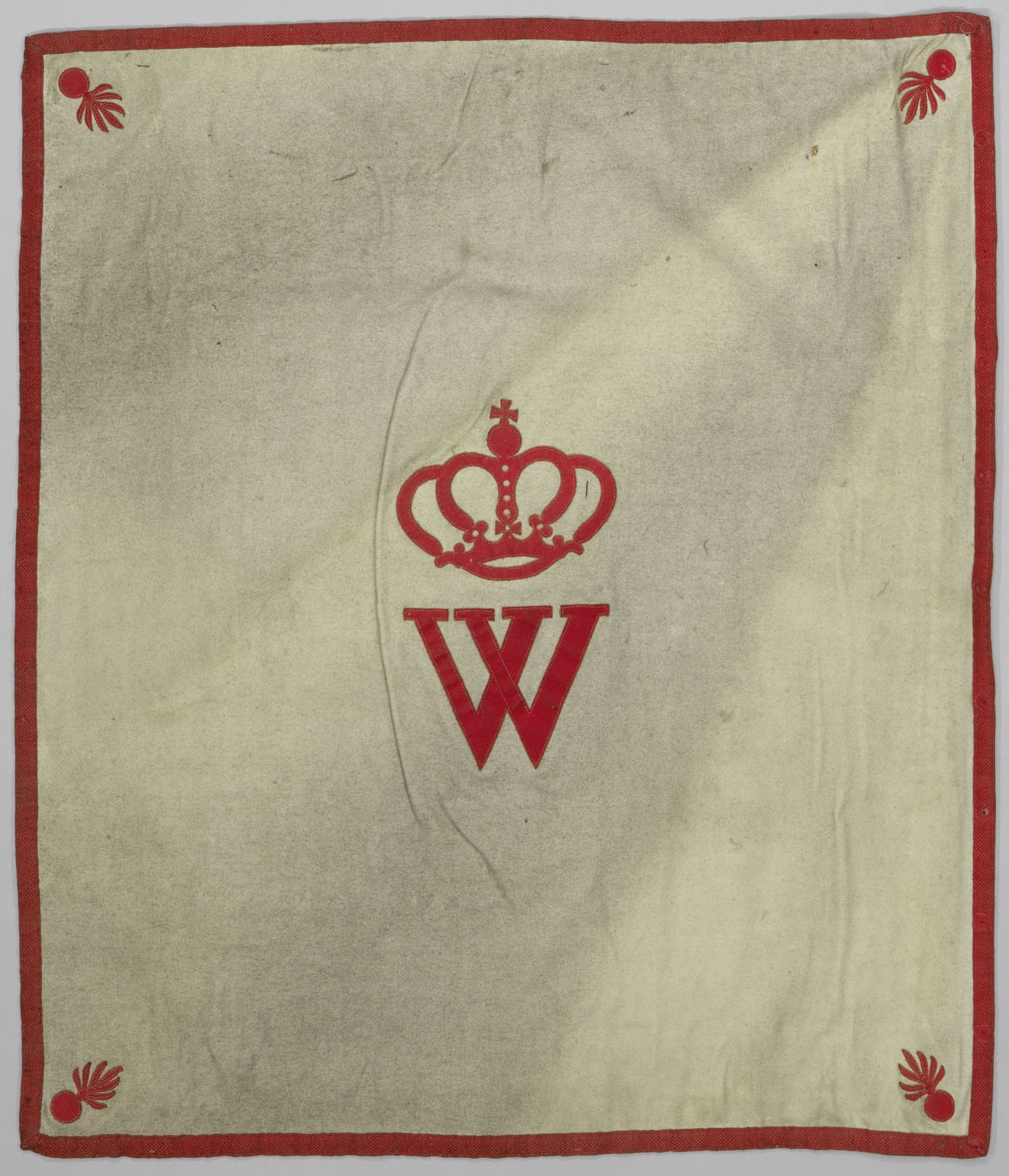 Witte richtvlag met rode, gekroonde W by Anonymous