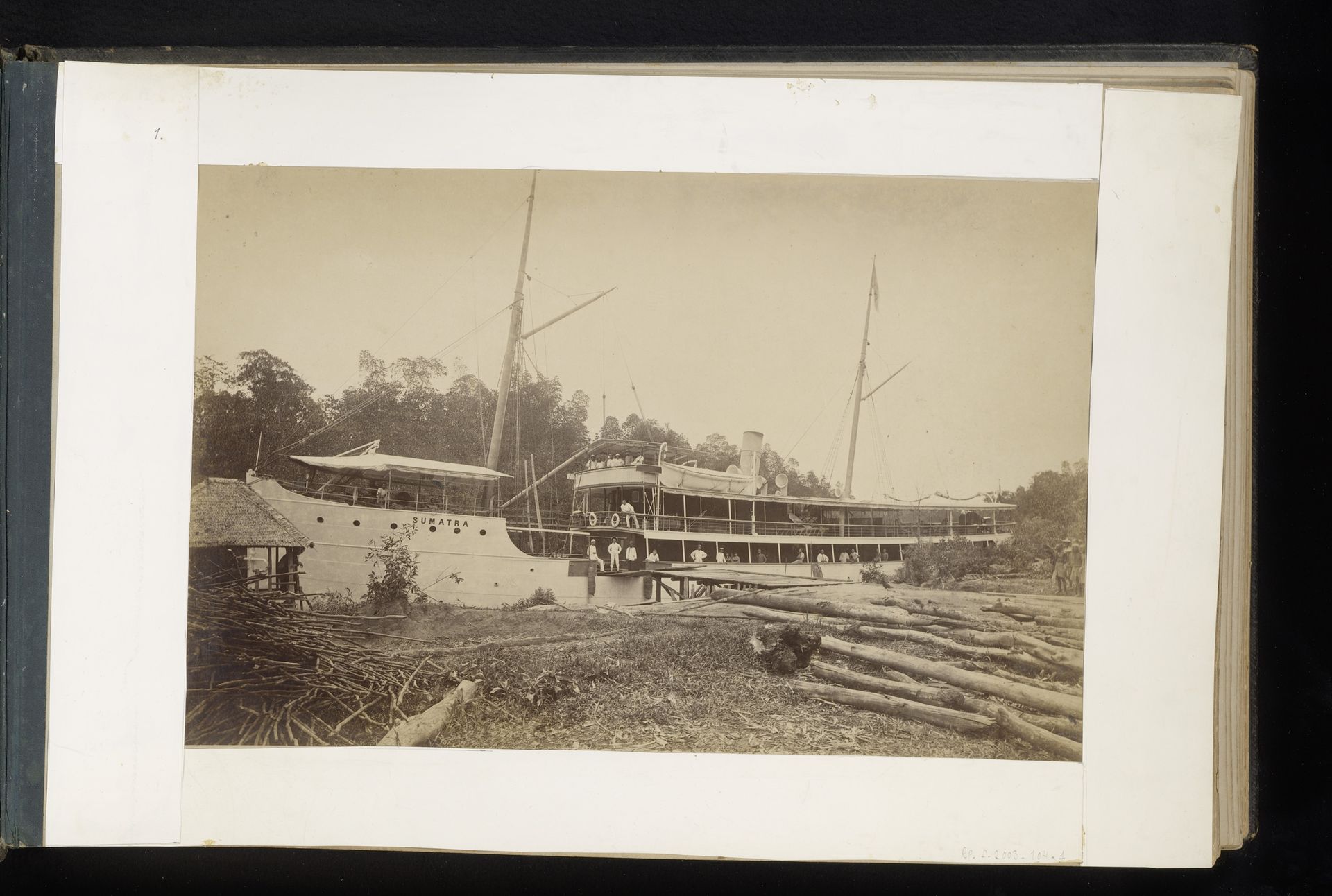 Stoomboot de S.S. Sumatra in Palonagurrabi, Sumatra by Heinrich Ernst & Co