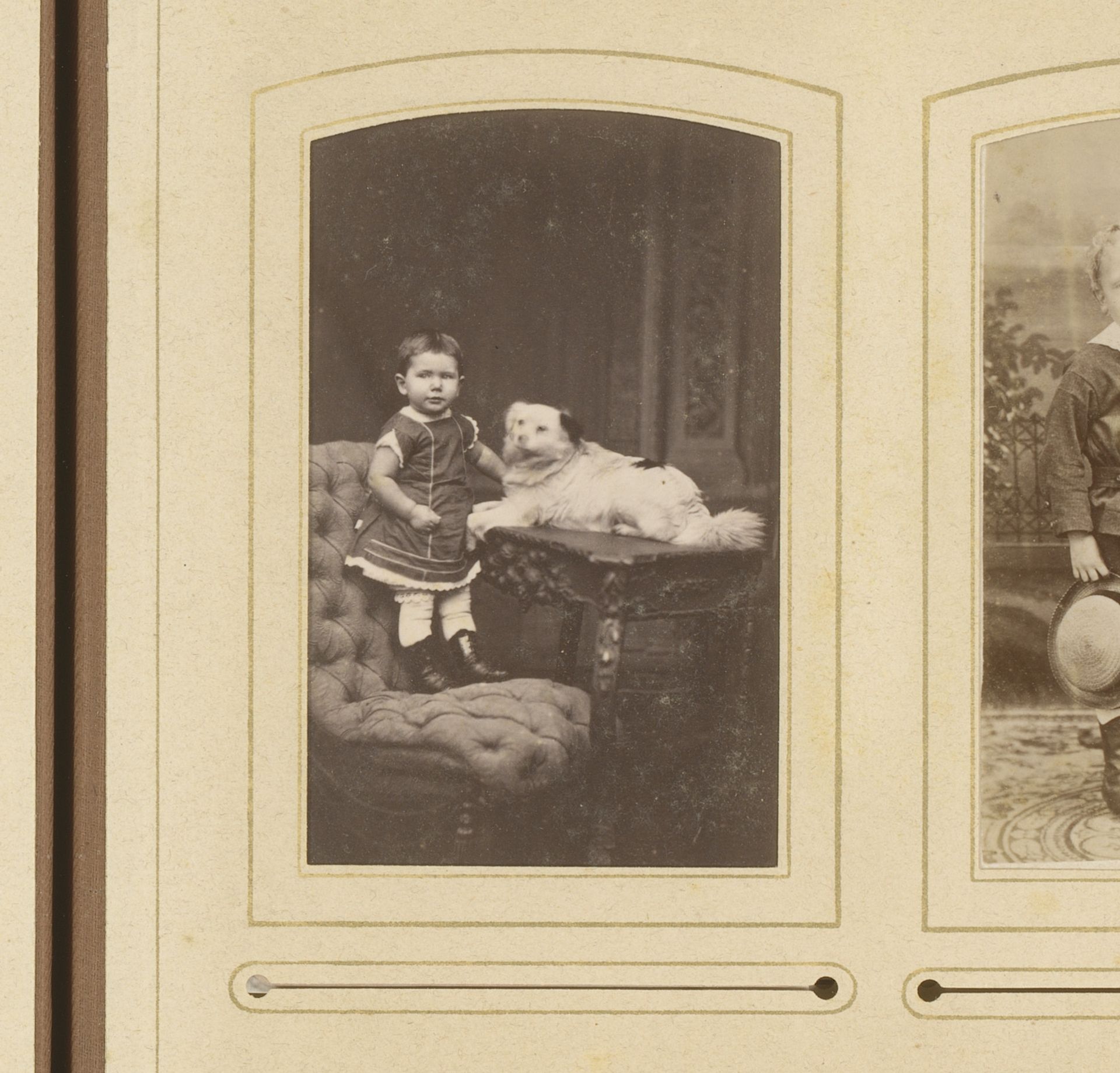 Portret van een peuter staand op een stoel en een hond liggend op een tafel by P. Vlaanderen & C. van der Aa