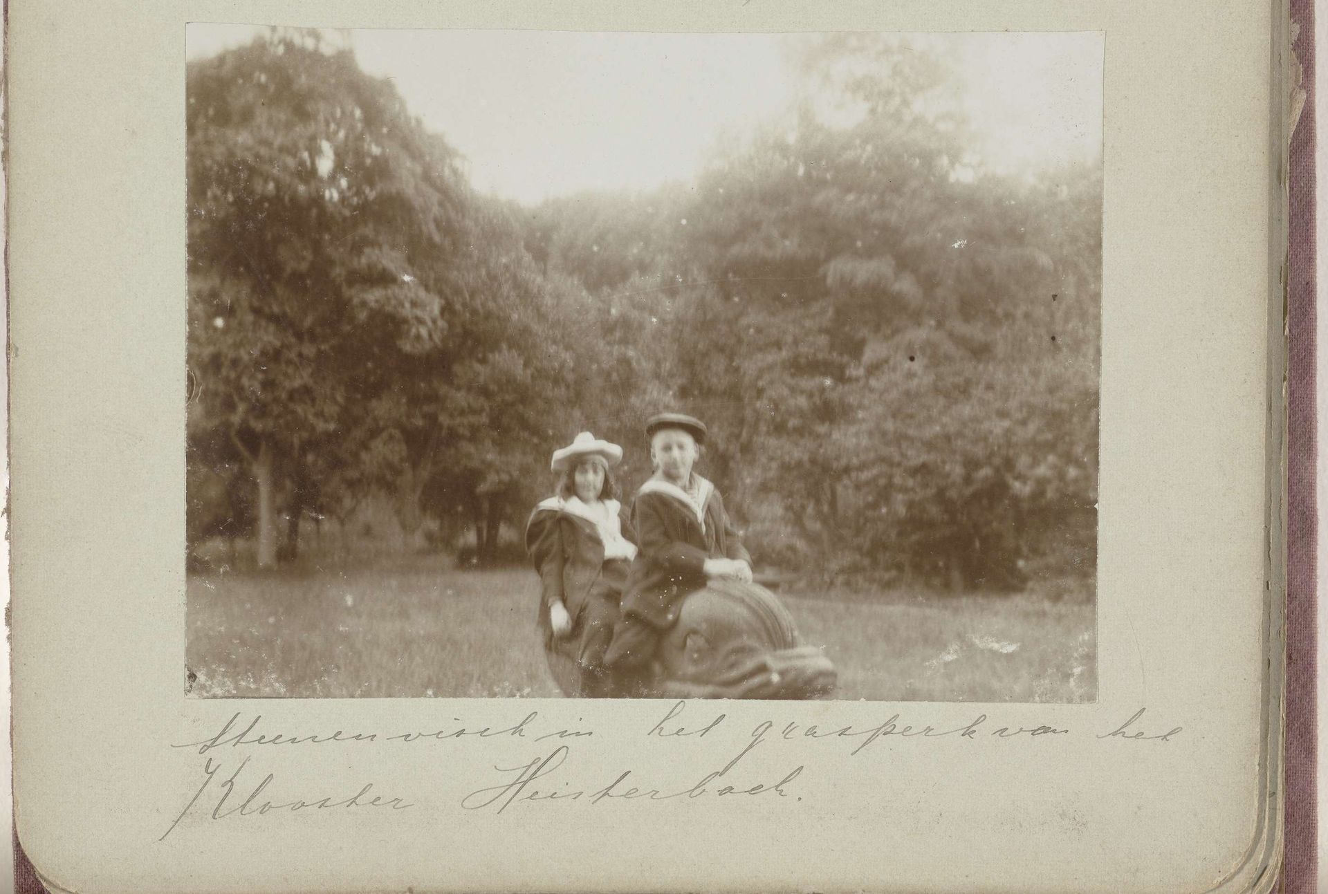 Tine en David Vermeulen op een stenen vis, Heisterbach by David Vermeulen