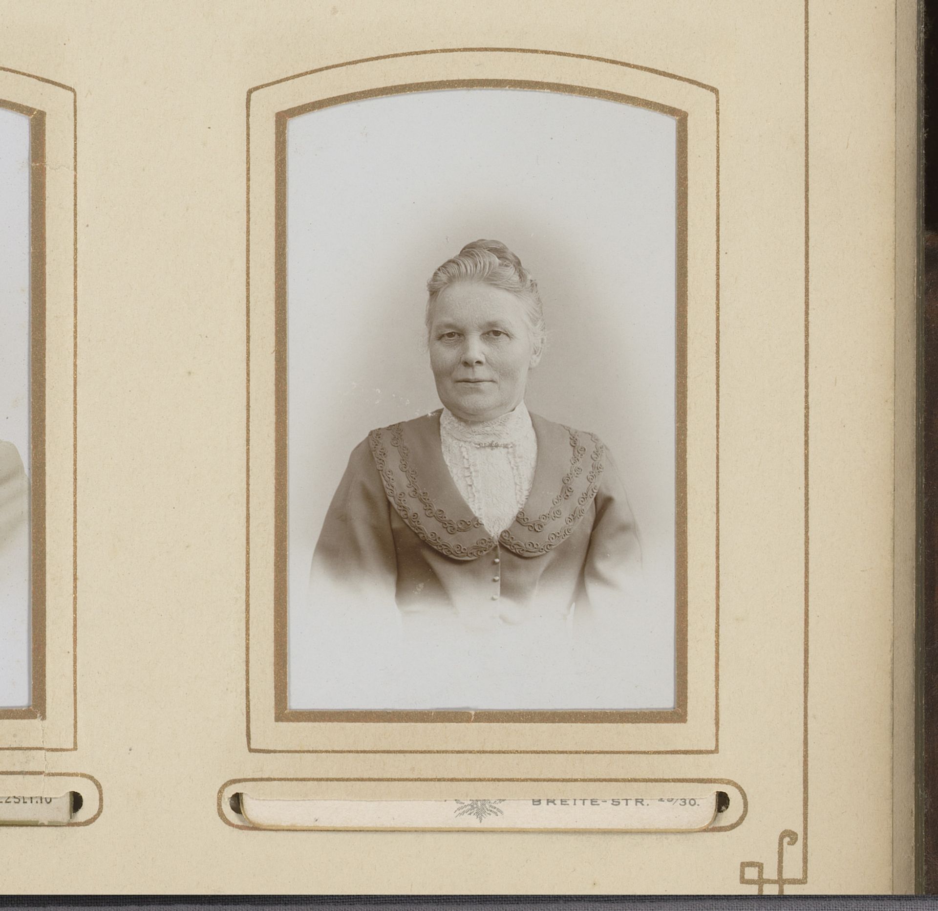 Portret van een vrouw by Photographisches Atelier