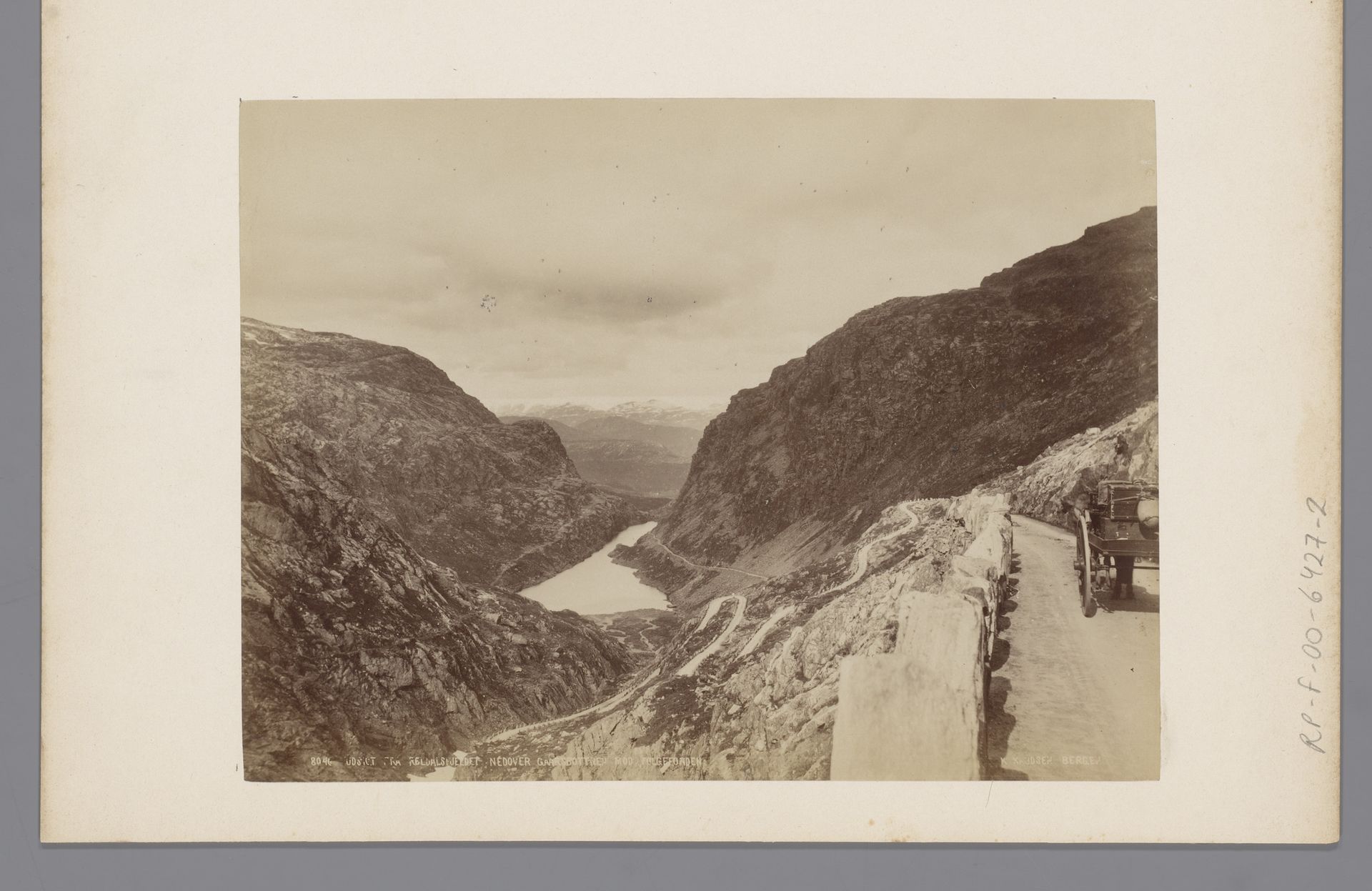 Udisgt fra Reldalsfjeldet nedover gaarsbottnen mod folgffonden, Noorwegen by Knud Knudsen