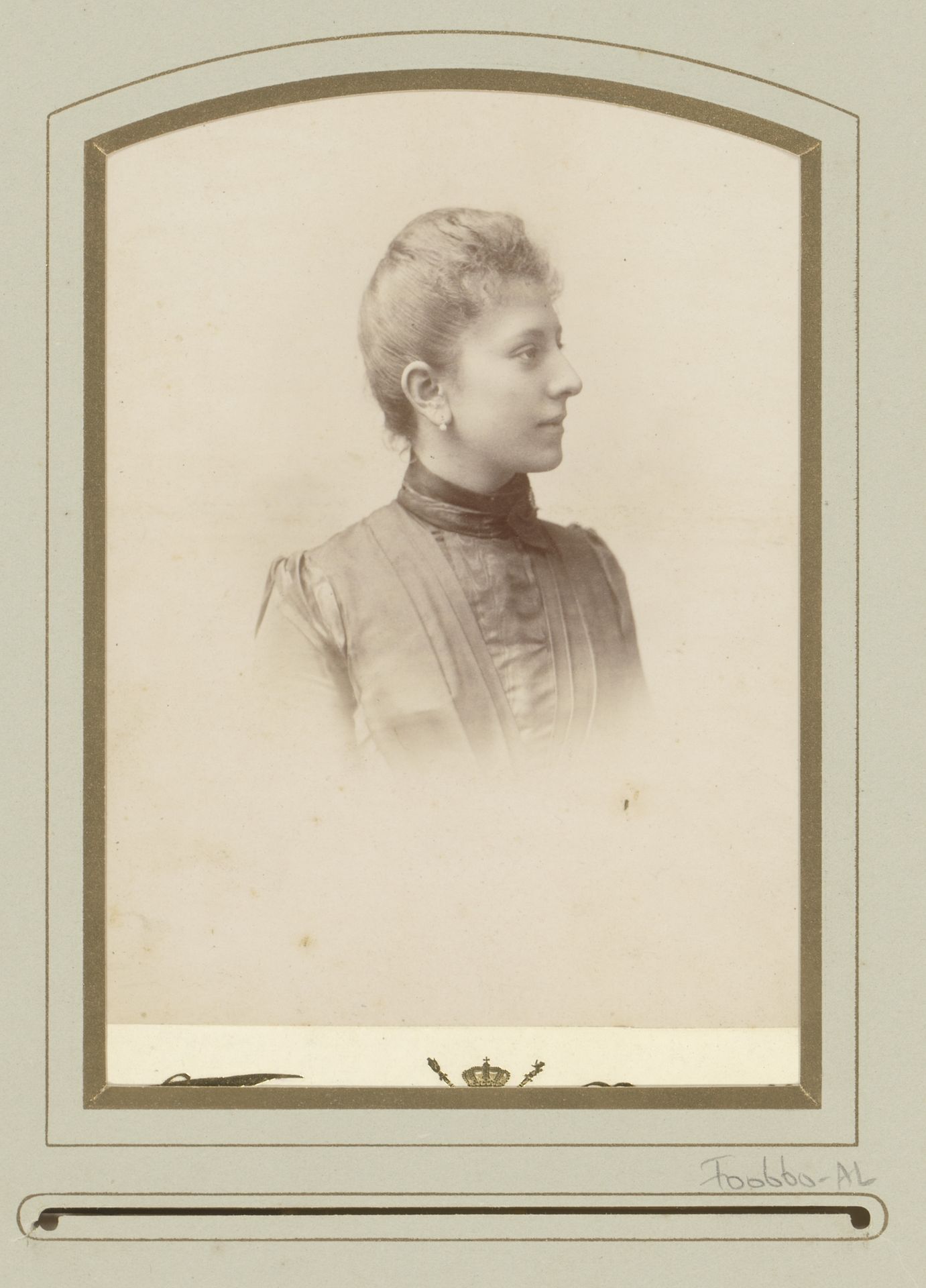 Portret van een jonge vrouw by Edouard Fabronius