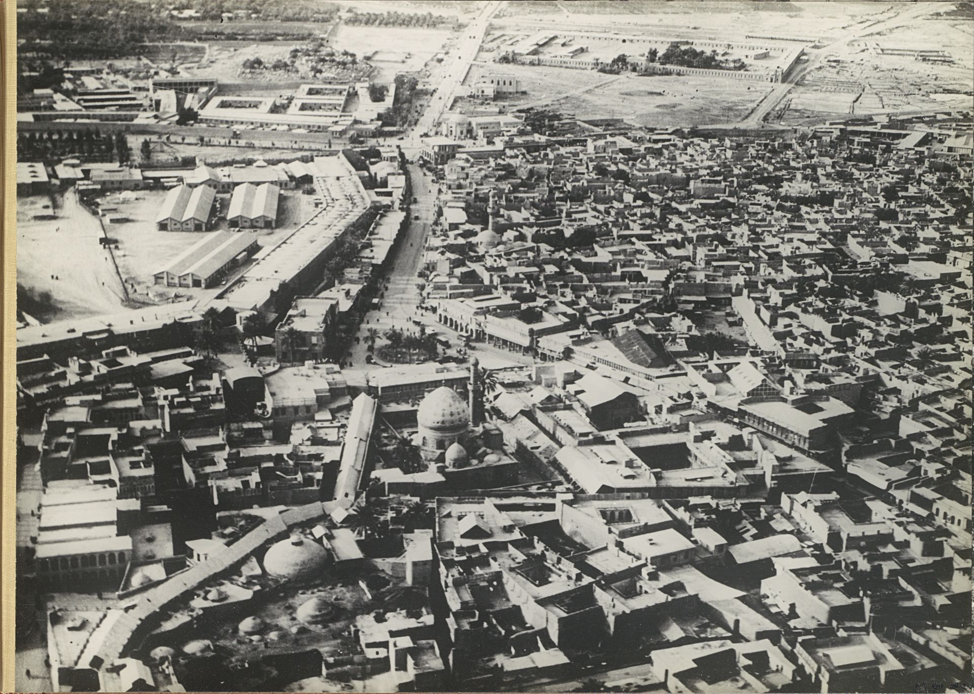 Stad (vermoedelijk) in het Midden-Oosten, gezien vanuit de lucht by Anonymous