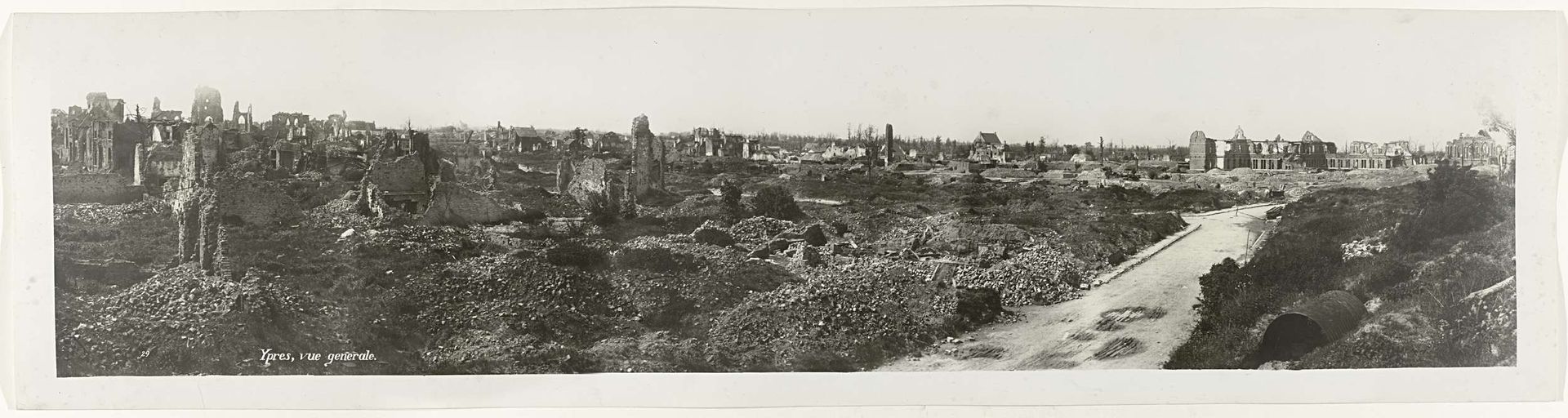 Ruines de Lille (Ruins of Lille)
Ypres, vue generale (View of Ypres/Ieper) by Panoramic Photo Co.