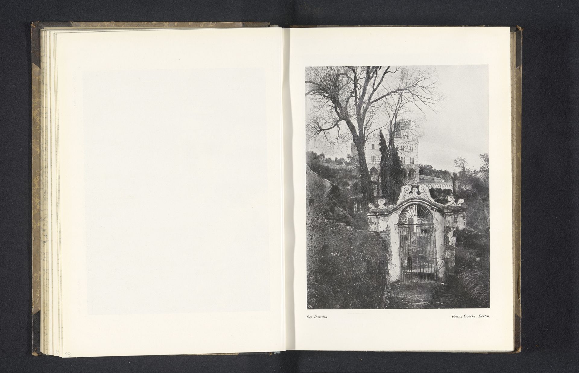 Gezicht op een villa op een heuvel, bij de stad Rapallo by Franz Goerke