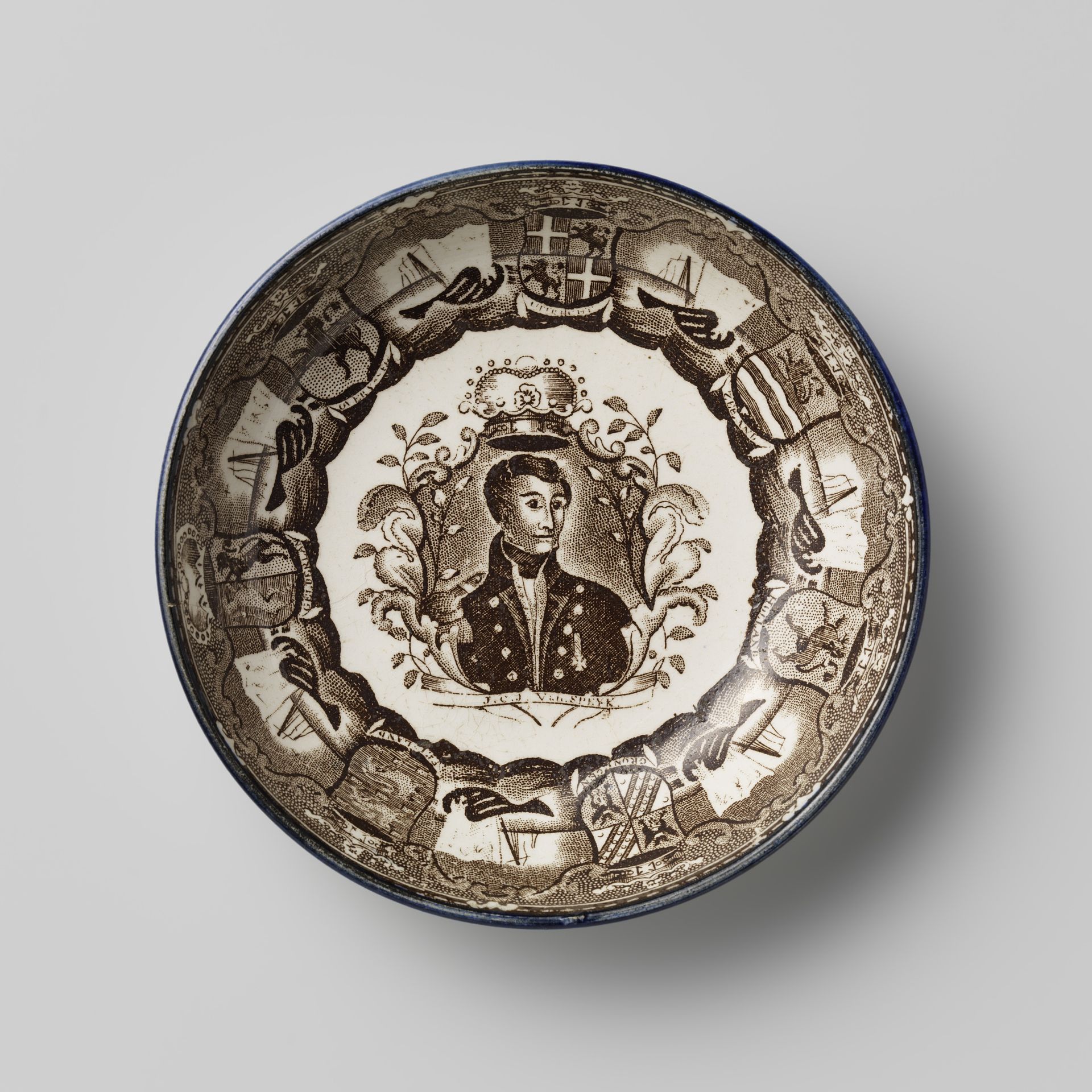 Schotel van hardgebakken aardewerk met een bruine transfer als decoratie by Southwick Pottery