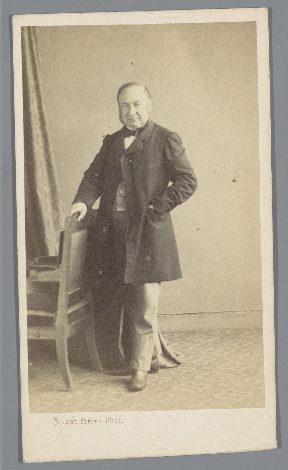 Portret van een onbekende man naast een stoel by Bisson Frères