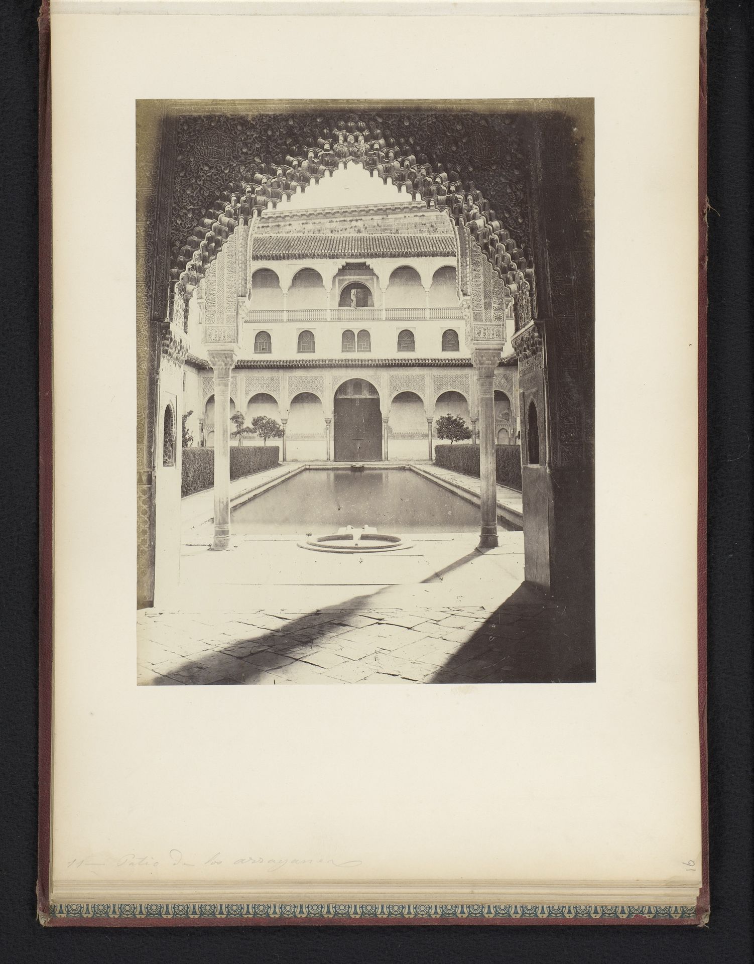 Gezicht op de Patio de los Arrayanes in het Alhambra te Granada, Spanje by C Maufsaise