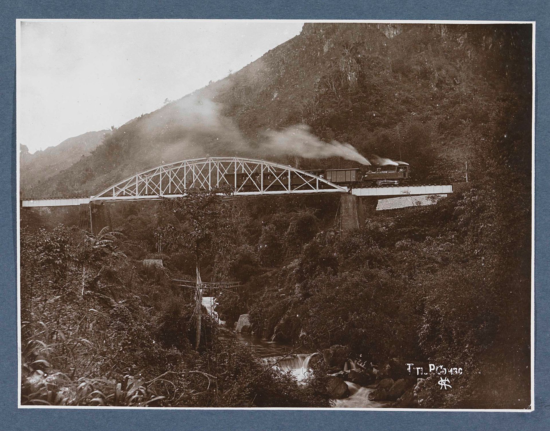 Trein op een spoorbrug bij Titi Paja Kombo op Sumatra by Christiaan Benjamin Nieuwenhuis