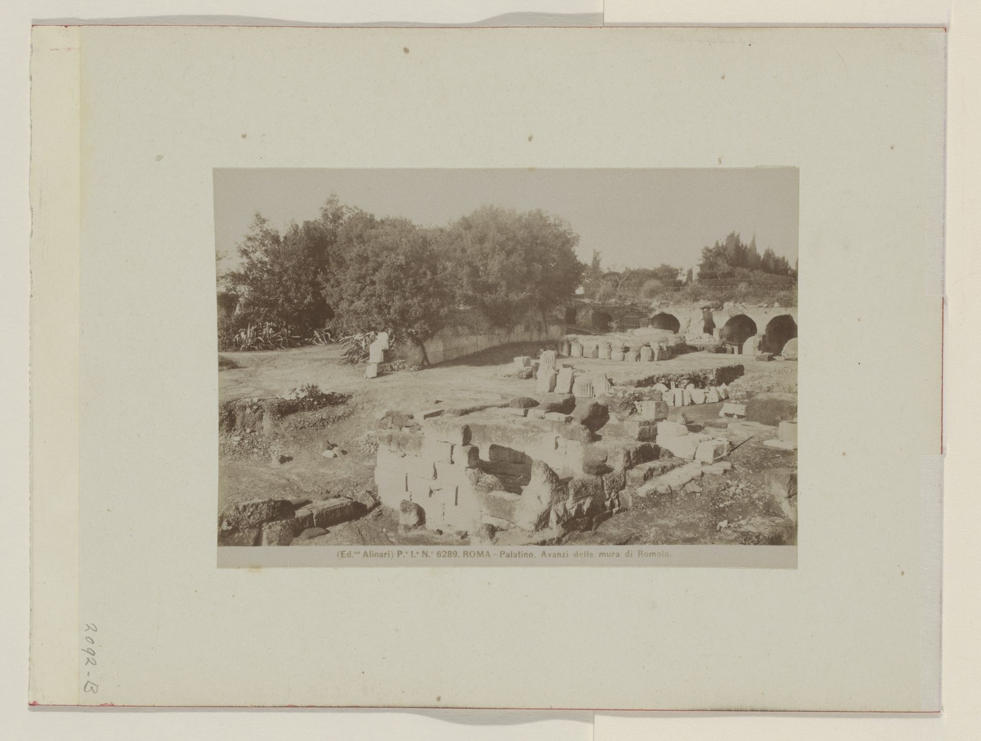 Restanten van de Muur van Romulus op de Palatijn te Rome, Italië by Fratelli Alinari