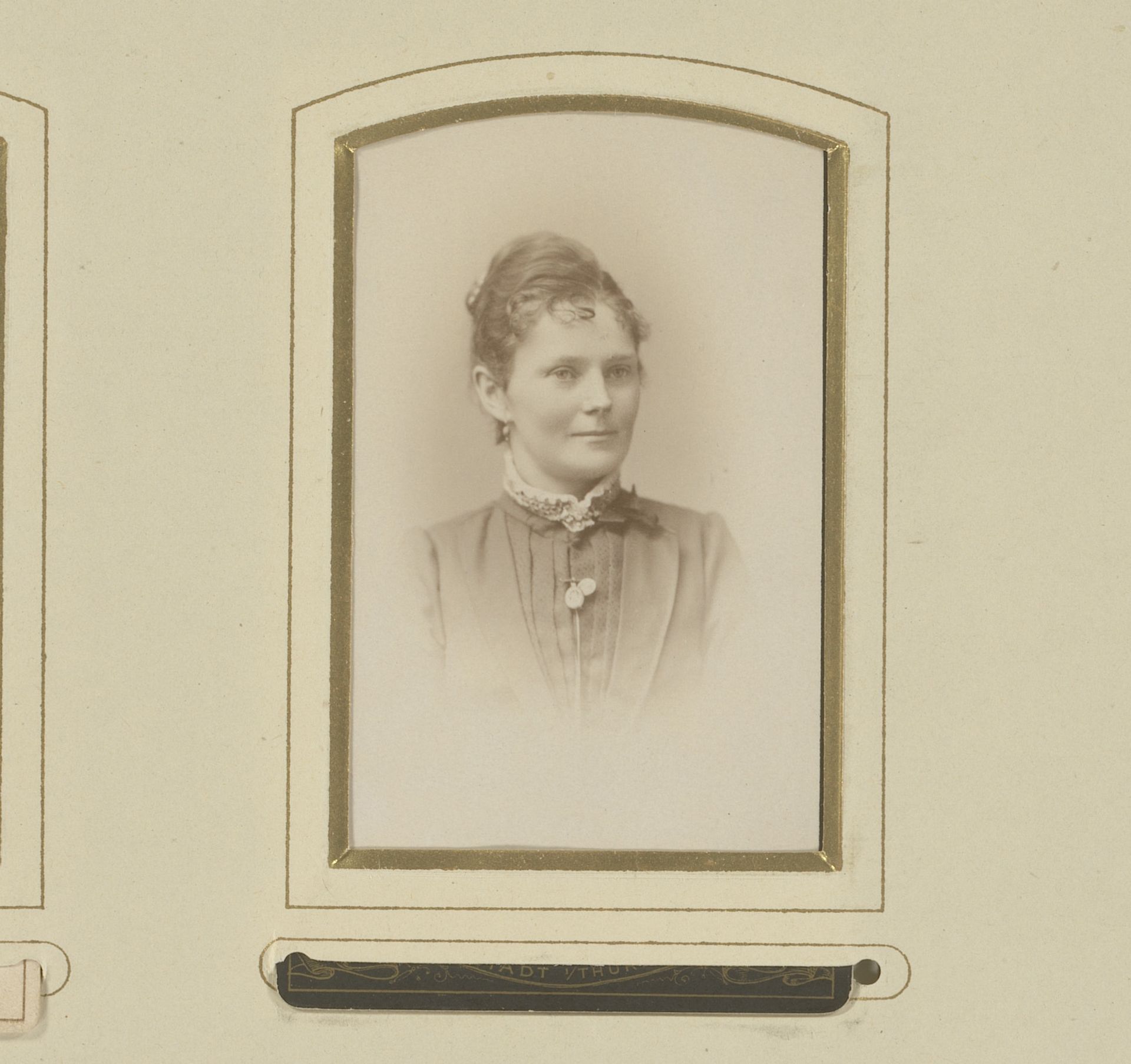 Portret van een vrouw by R. Finzel