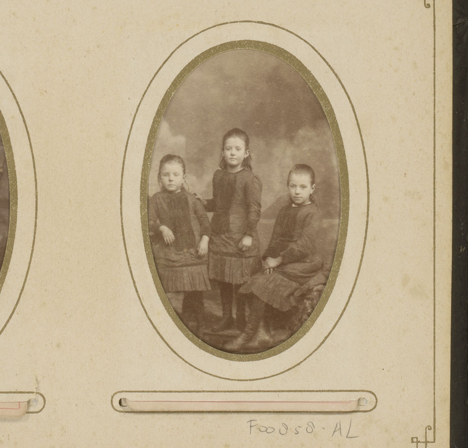 Groepsportret met drie meisjes by C. van der Aa & J. Chrispijn