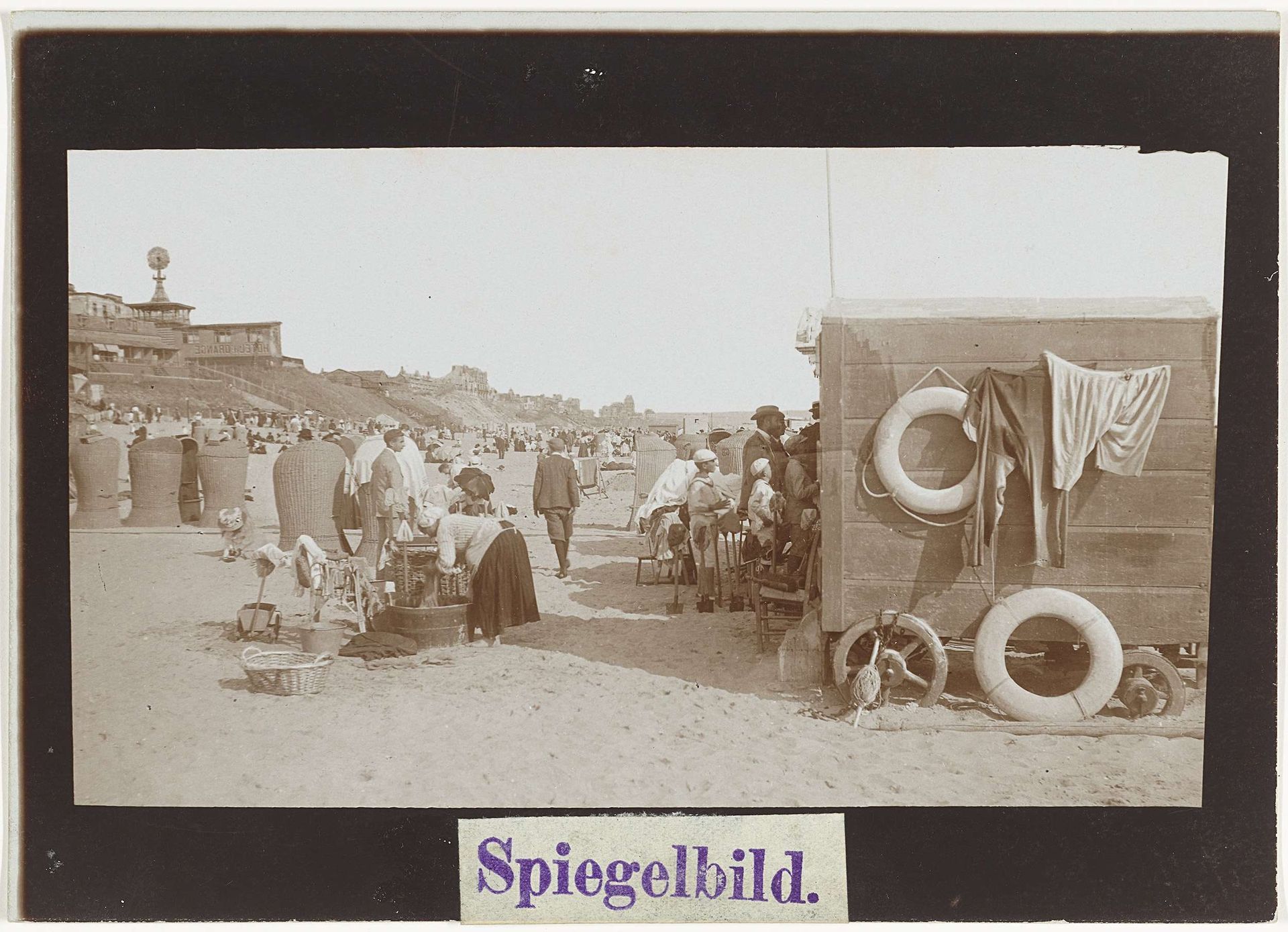 Mensen op het strand in Zandvoort by Knackstedt & Näther