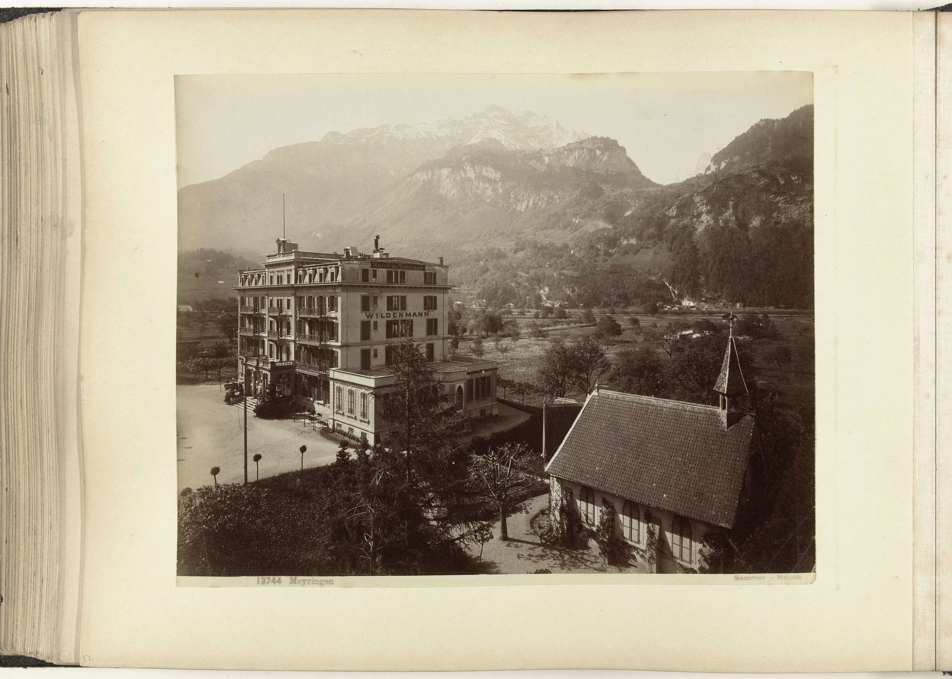 Hotel Wildenmann in Meiringen, gelegen naast de kerk by Giorgio Sommer