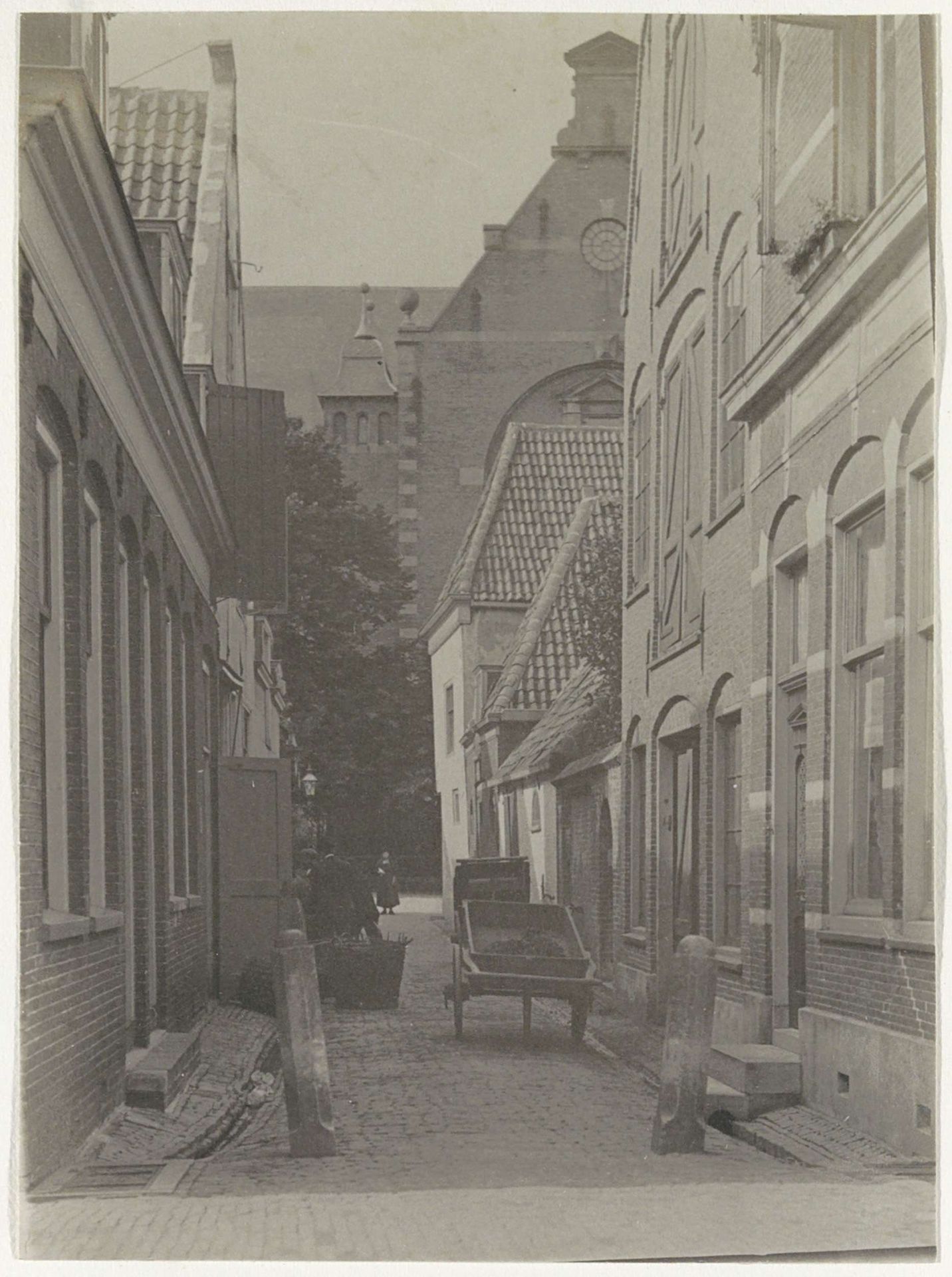 Gezicht op de Pieterseliesteeg te Hoorn, gezien naar het Kerkplein met de Grote Kerk by G. Hidderley
