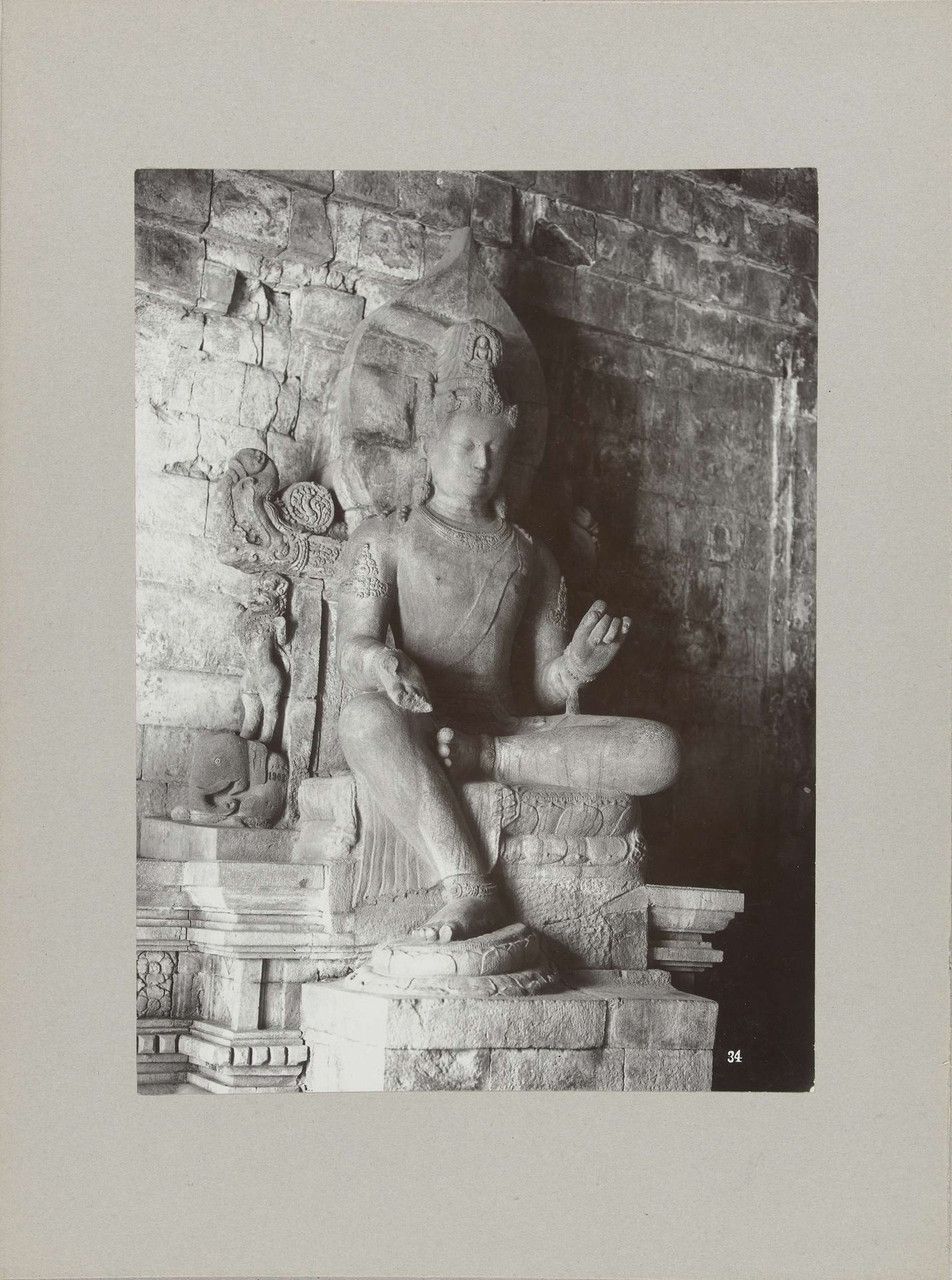 Beeld van een van de twee koningszonen in de Tempel Mendoet ten zuiden van Magelang, Nederlands-Indië by Onnes Kurkdjian