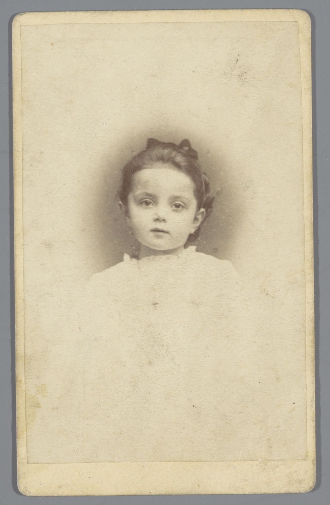 Portret van een onbekend meisje by Leonard Stollenwerk