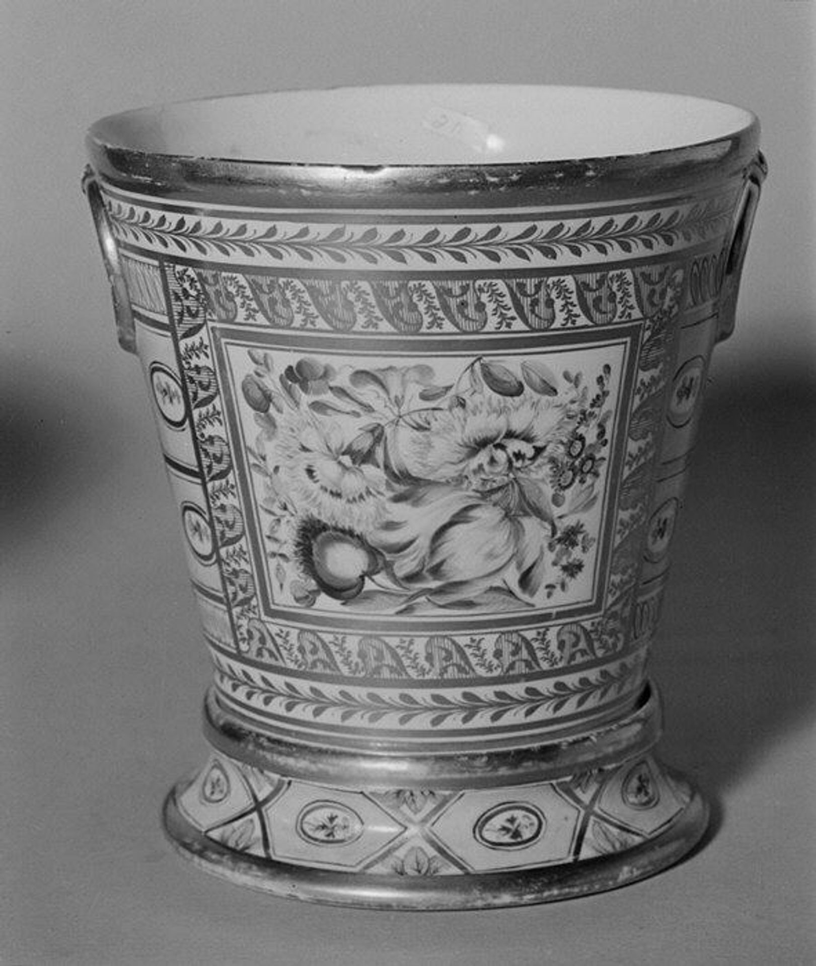 Cachepot with stand by Coalport
