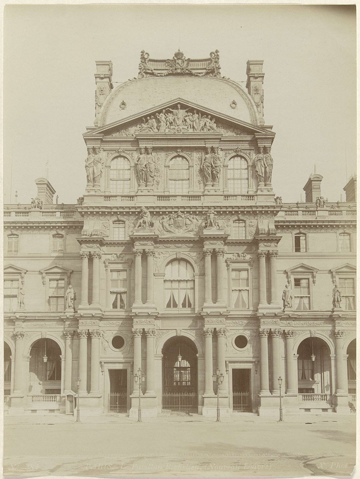 Paviljoen Richelieu van het Louvre, Parijs by X phot.
