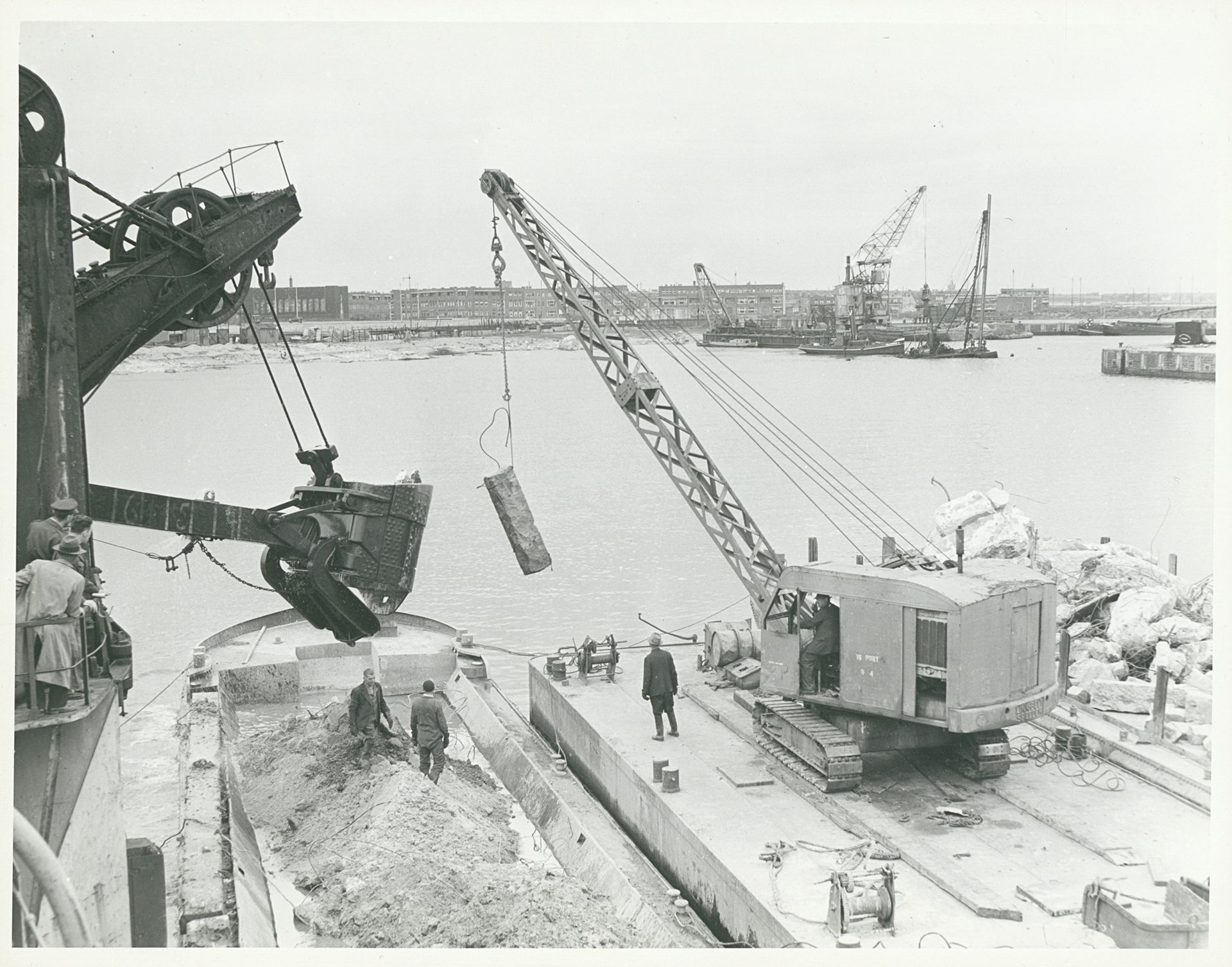 Kranen voor de Rotterdamse haven by United States Information Service