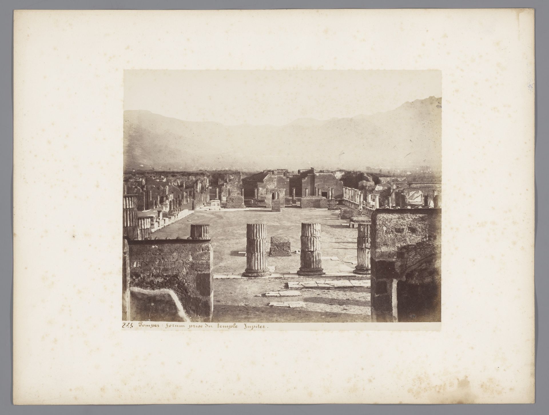 Gezicht op het Forum vanaf de Tempel van Jupiter te Pompeï, Italië by Giorgio Sommer