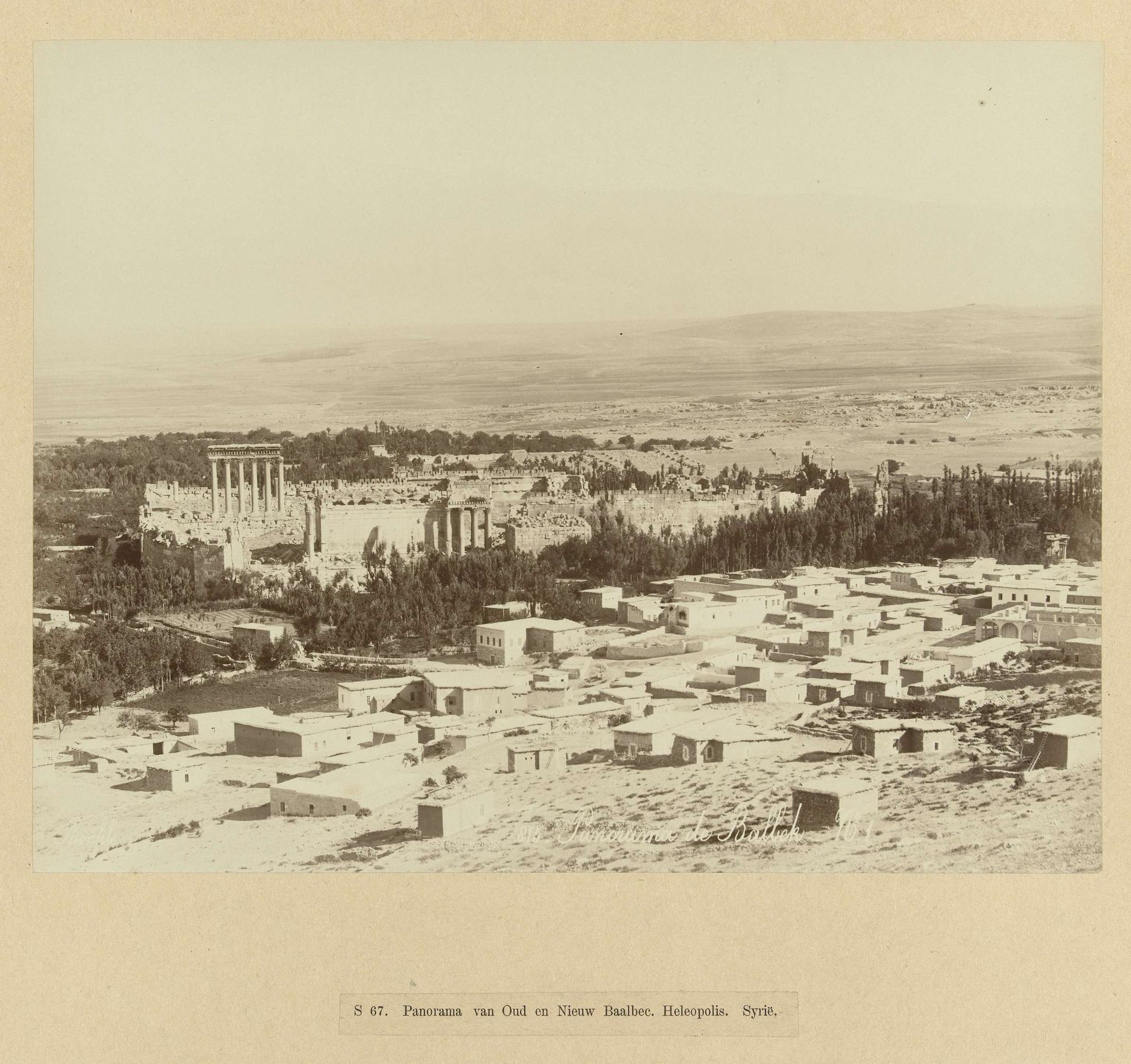 Gezicht op Baalbek by Félix Bonfils