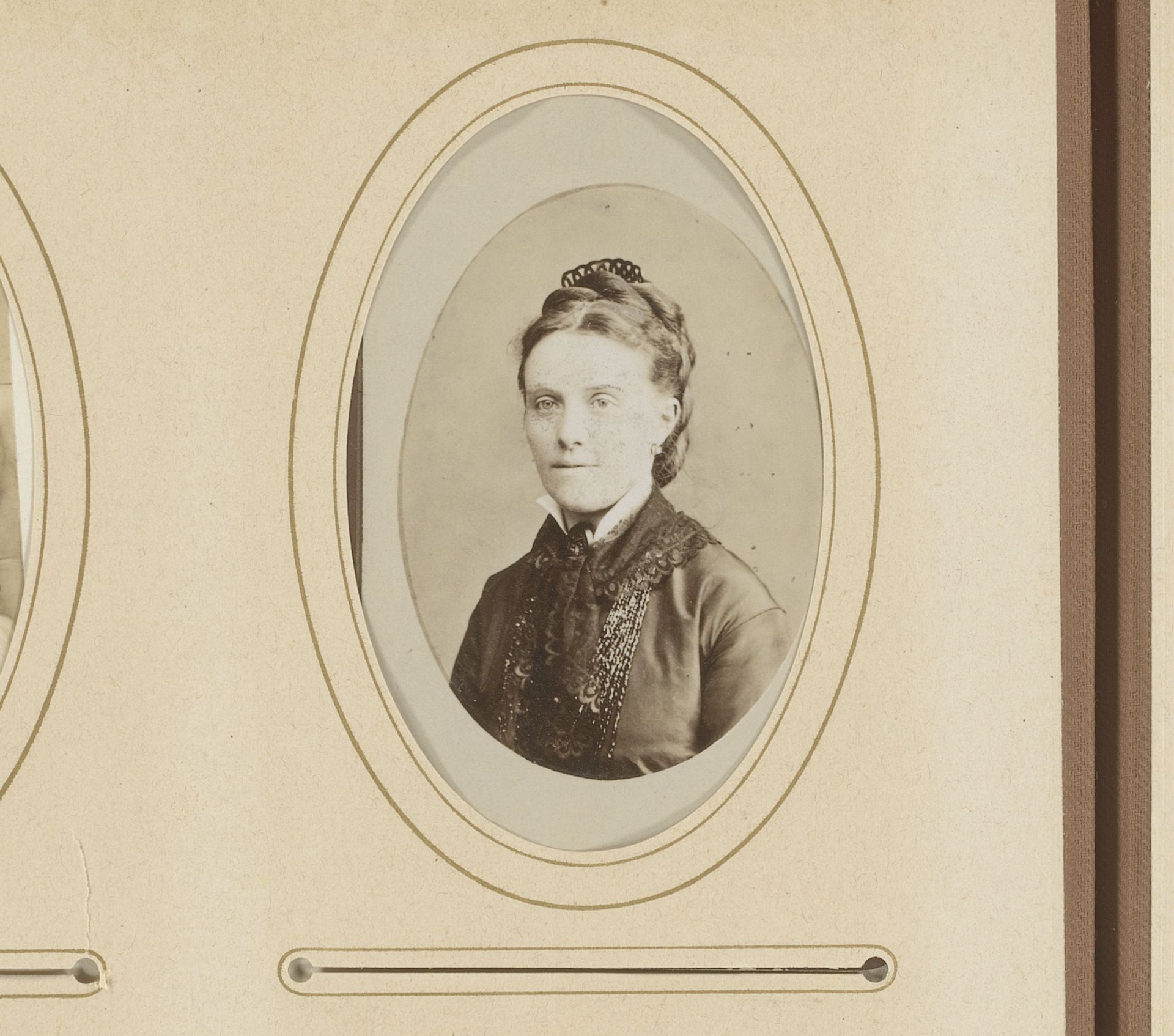 Portret van een vrouw met sjaal by Frederik Christiaan Filip Gräfe
