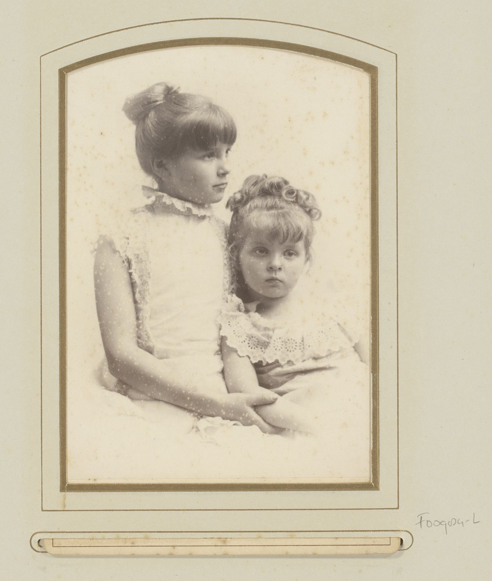 Portret van twee meisjes in wit kanten jurken by E. Vogelsang