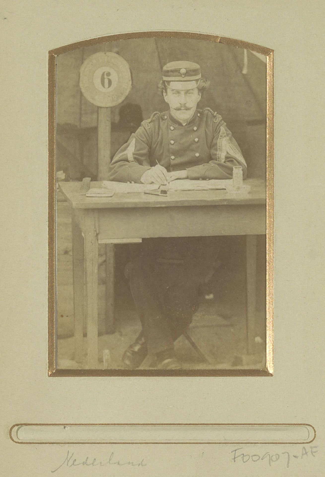 Portret van een (vermoedelijk) Nederlandse militair, zittend bij een bord met opschrift '6' by Veuve J. van Koningsveld