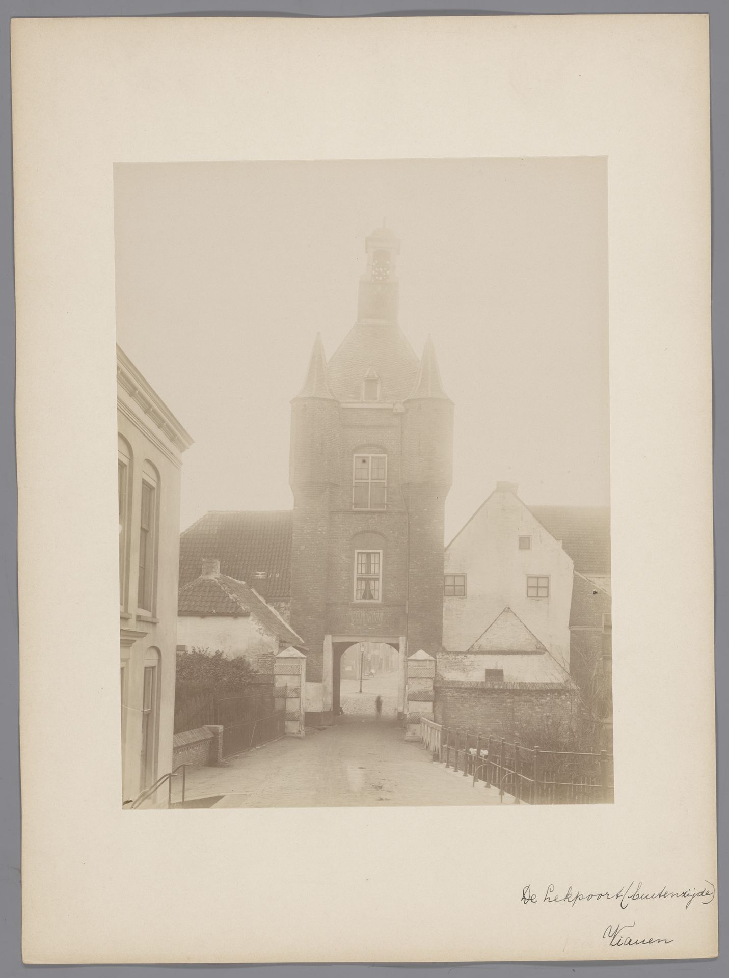Gezicht op de Lekpoort te Vianen by anoniem (Monumentenzorg)