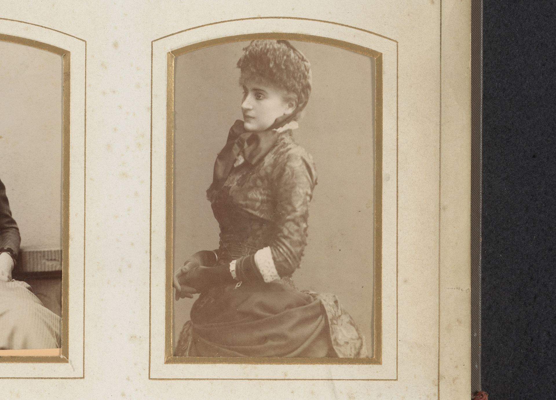 Portret van een staande vrouw met muts en handschoenen by Axel Rydin
