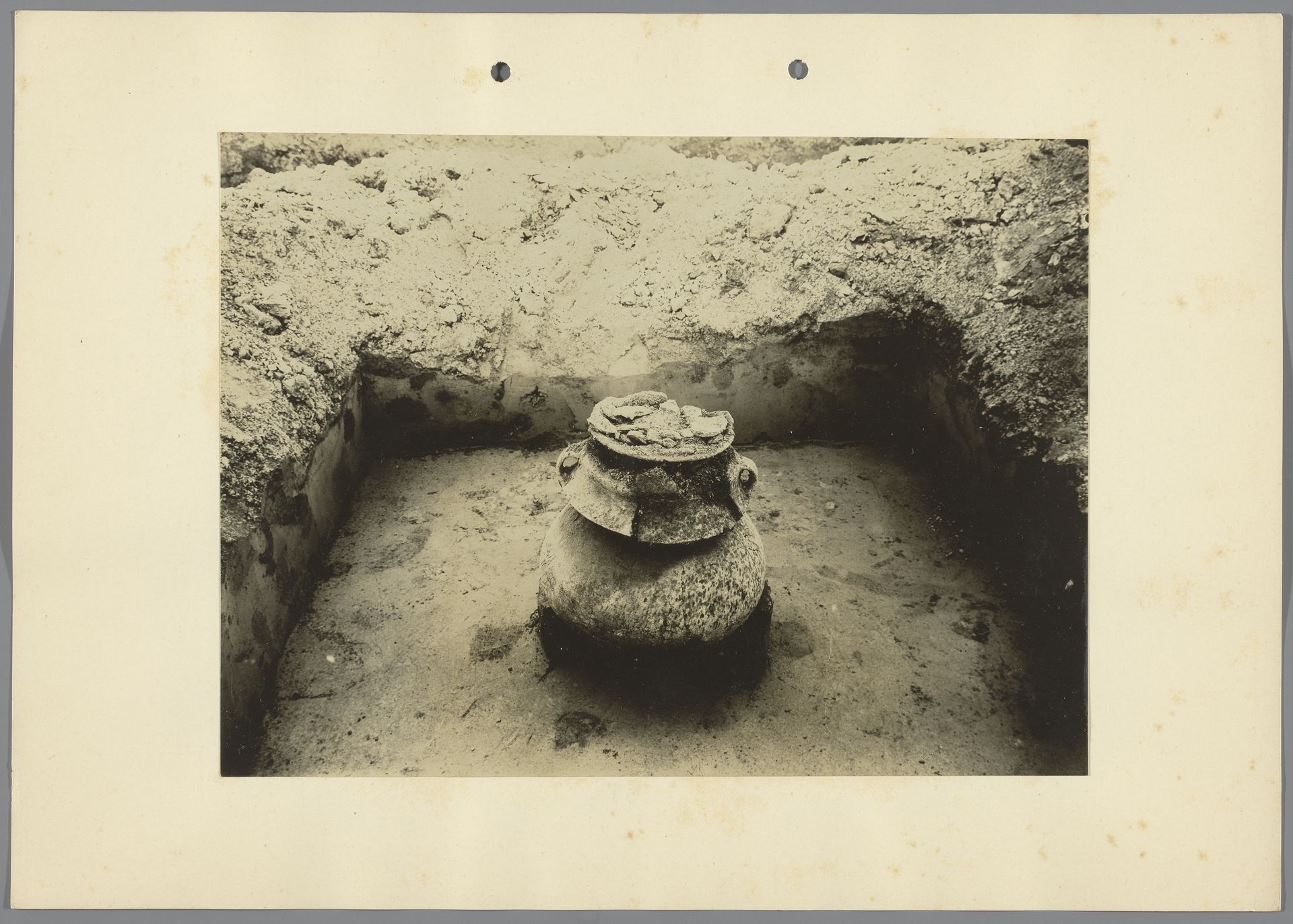 Urn uit de Bronstijd, gevonden nabij Dömsöd by Jan Lanting