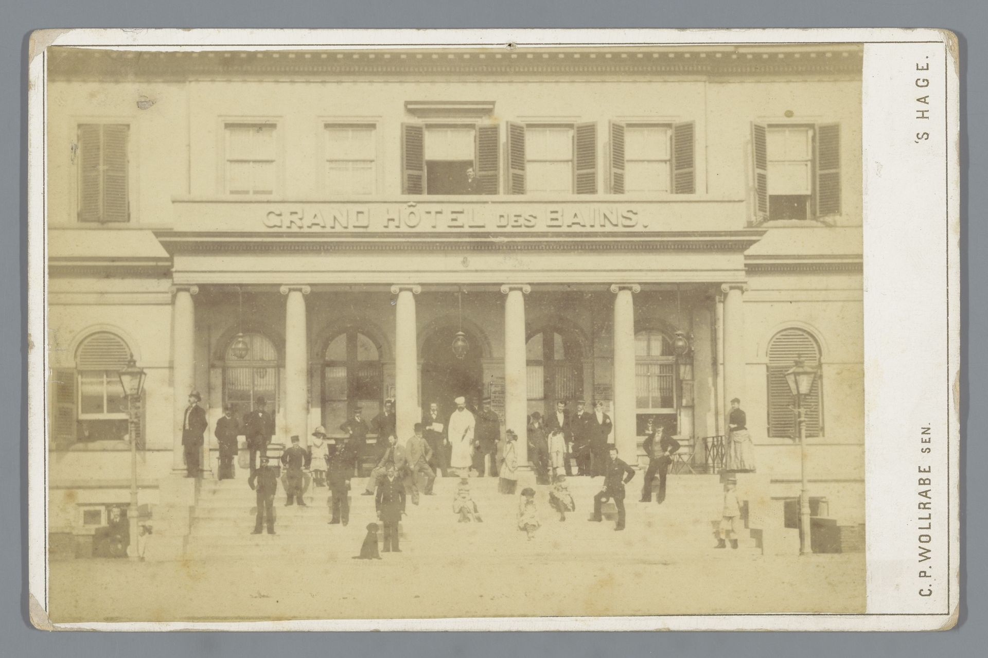 Groepsportret van (vermoedelijk) medewerkers op het bordes van het Stedelijk Badhuis (Grand Hôtel des Bains) te Scheveningen by Carl Philip Wollrabe