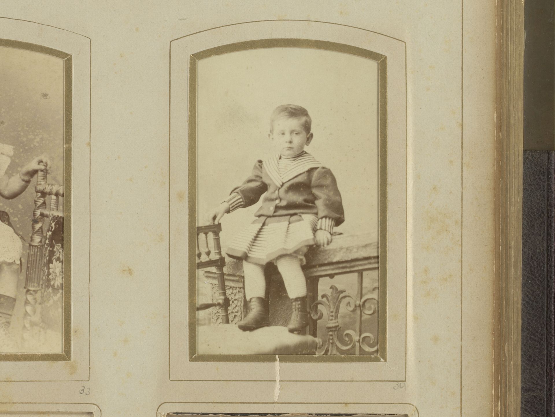 Studioportret van Guus Kessler in een matrozenpakje by Albert Greiner