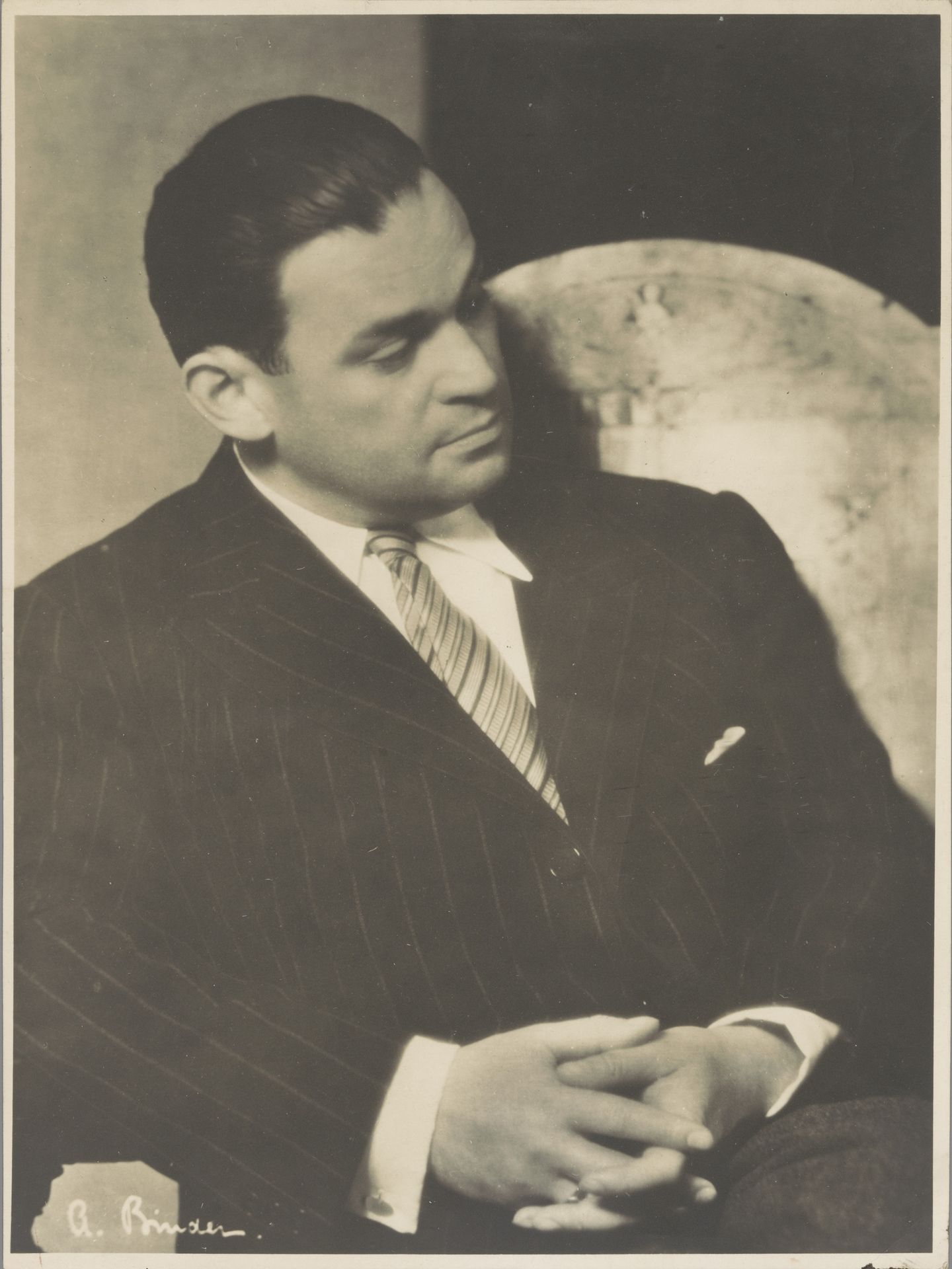 Portret acteur, zittend by A. Binder