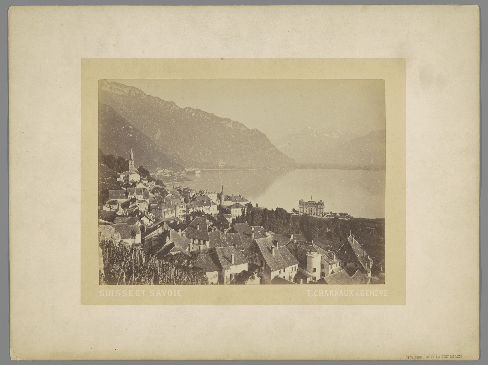 Gezicht op Montreux aan het Meer van Genève, in de verte de Dents du Midi by E. Savioz