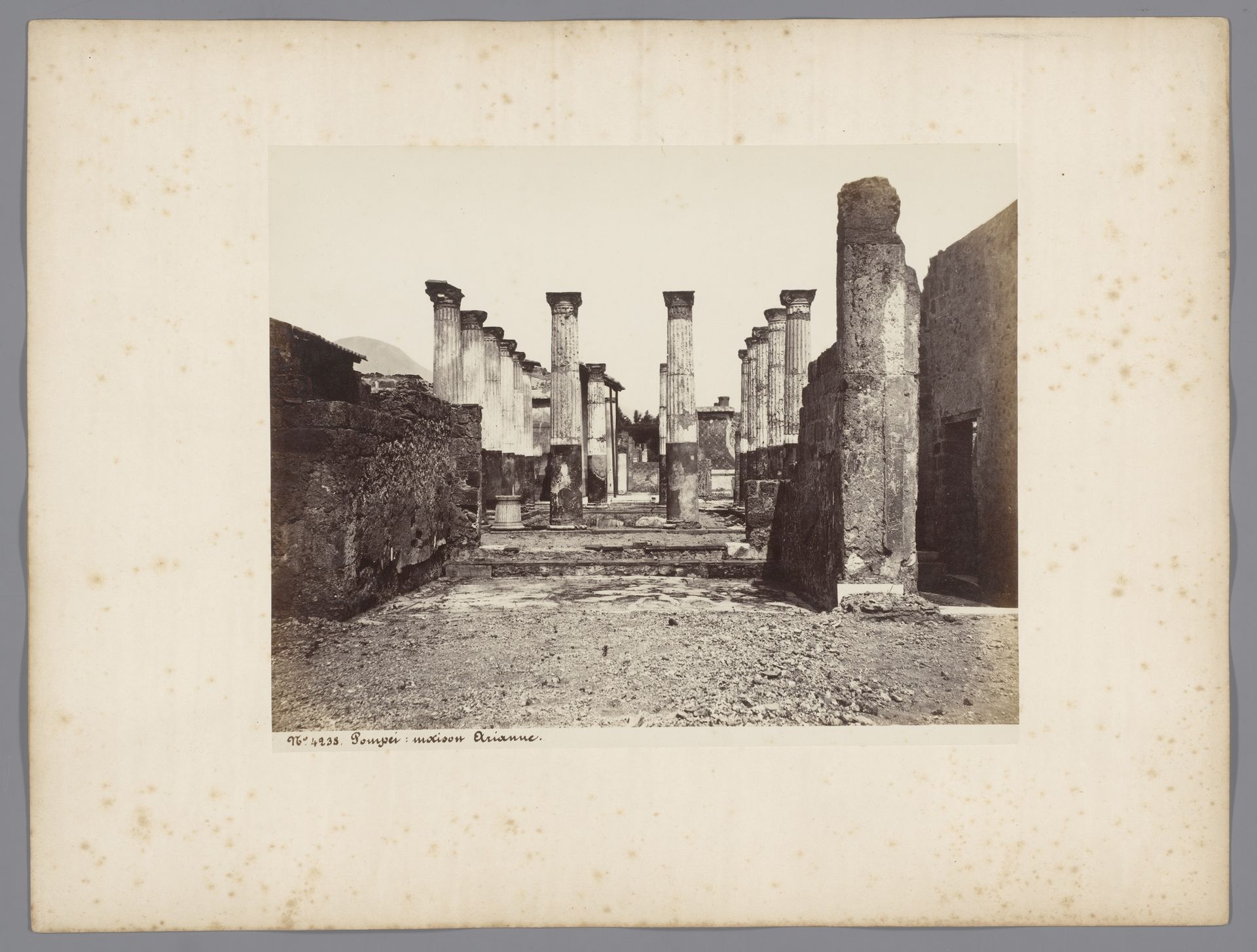 Restanten van het huis van Ariadne te Pompeï, Italië by Giorgio Sommer